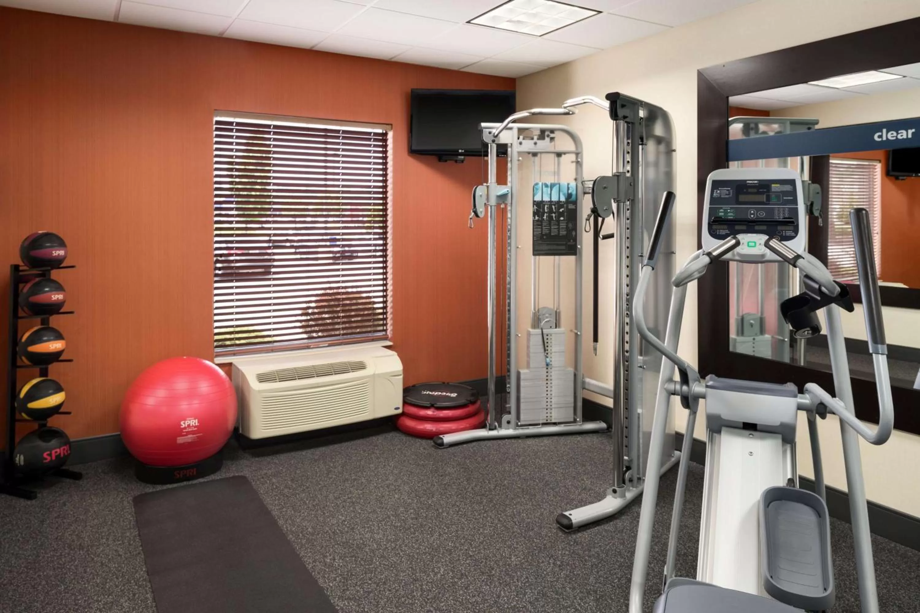 Fitness centre/facilities in Hampton Inn Belle Vernon