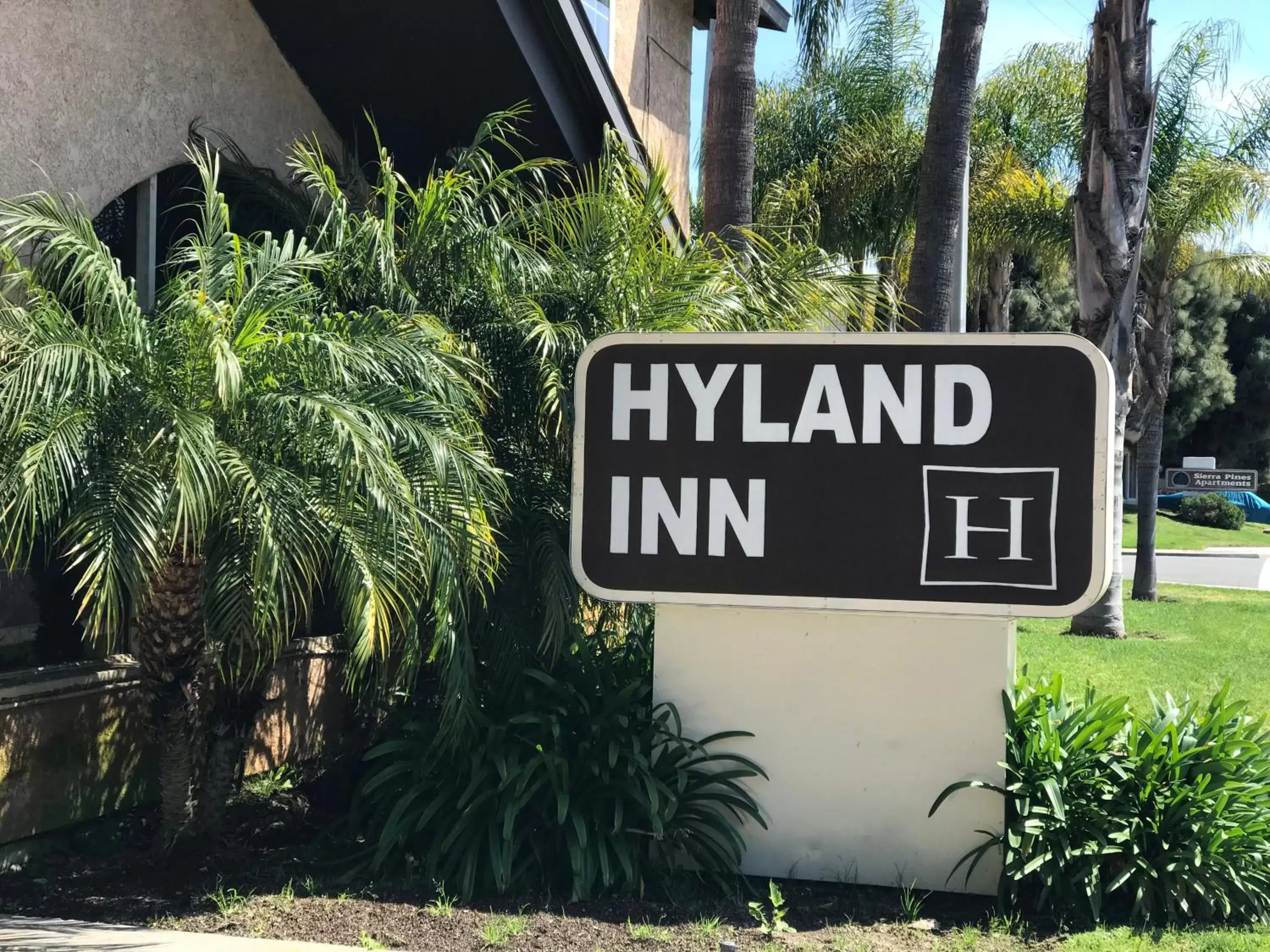 Facade/entrance in Hyland Inn near Legoland