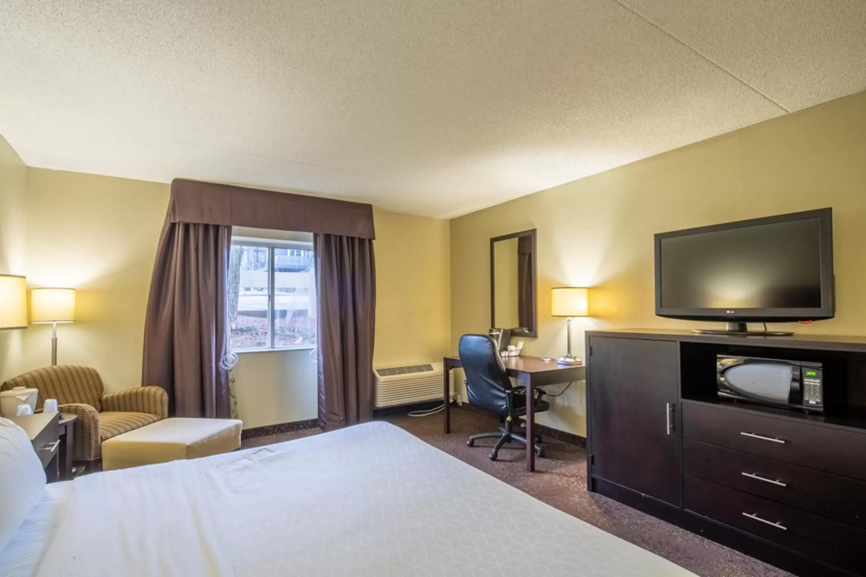 Bed, TV/Entertainment Center in Holiday Inn Express Hotel & Suites Pittsburgh Airport, an IHG Hotel