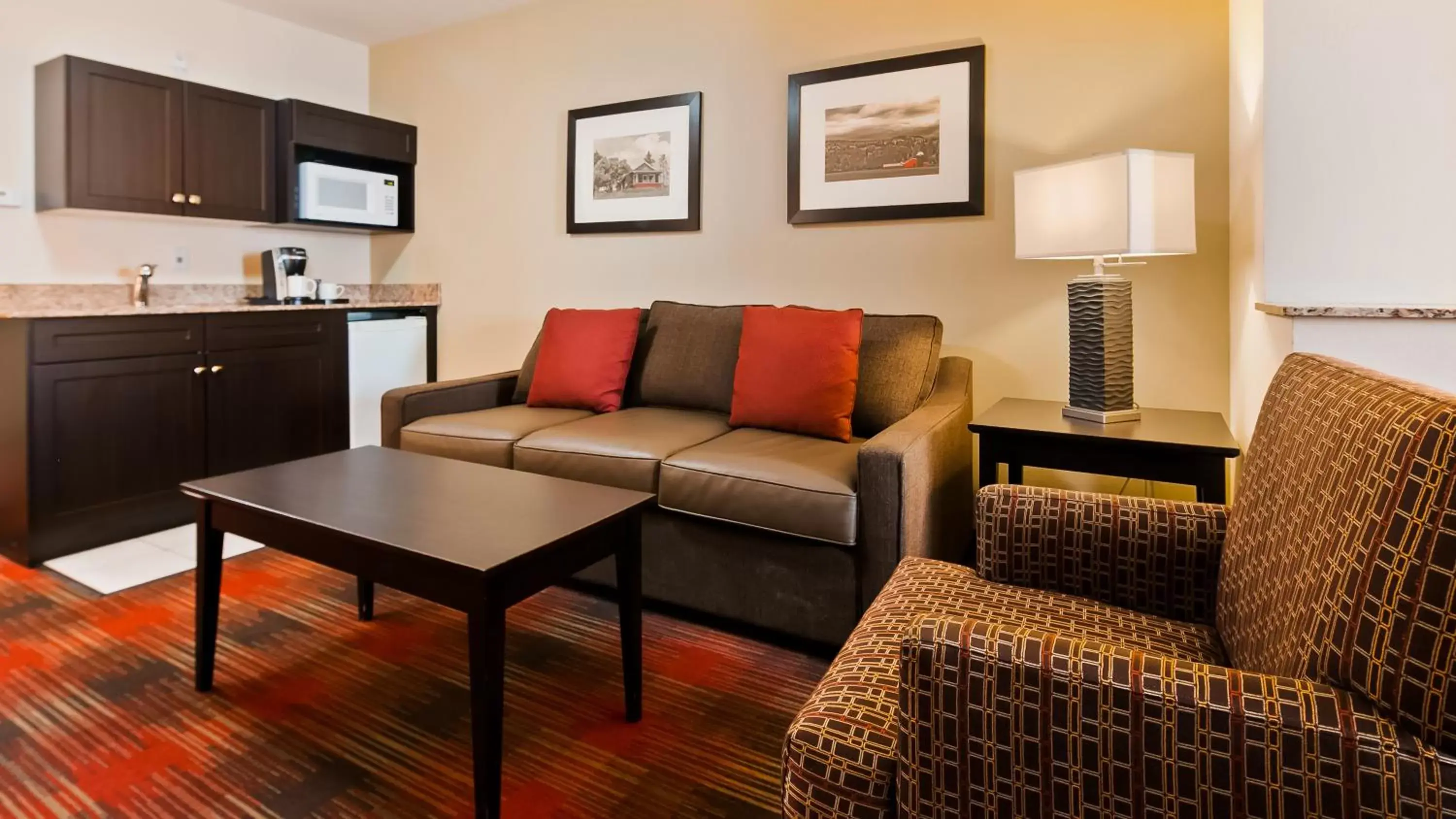 Living room, Seating Area in Best Western Plus Red Deer Inn & Suite