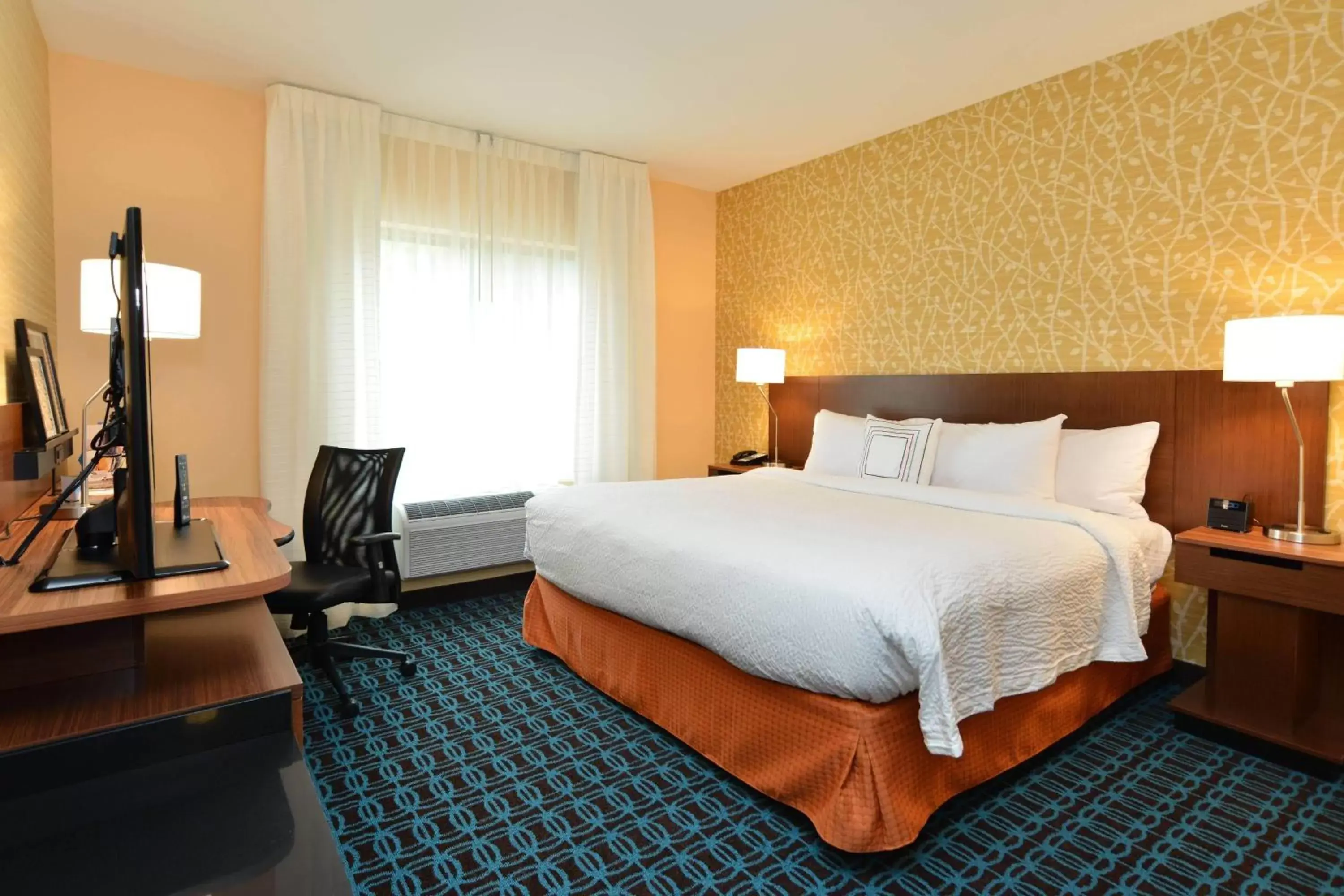 Photo of the whole room, Bed in Fairfield Inn & Suites by Marriott Eau Claire/Chippewa Falls