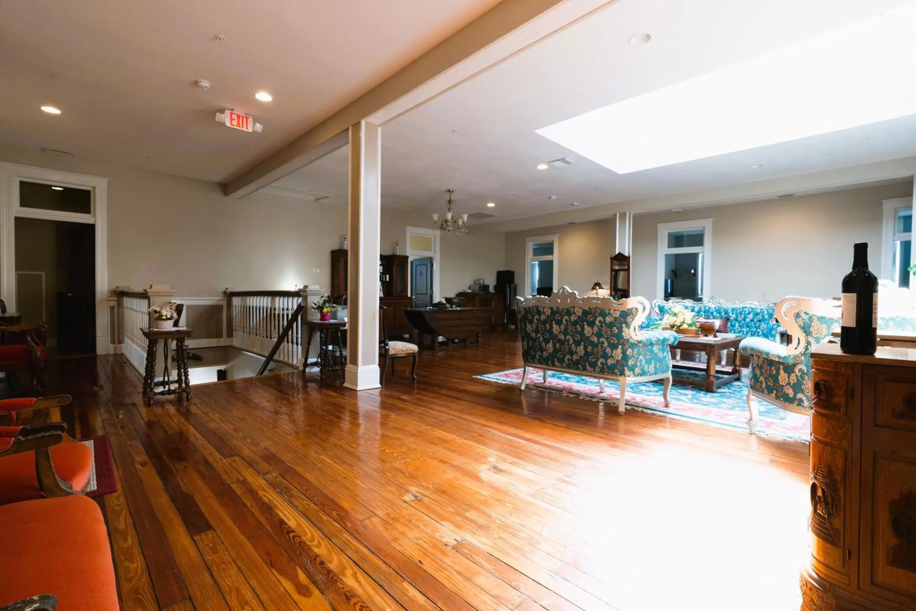 Seating area in Oak Park Inn