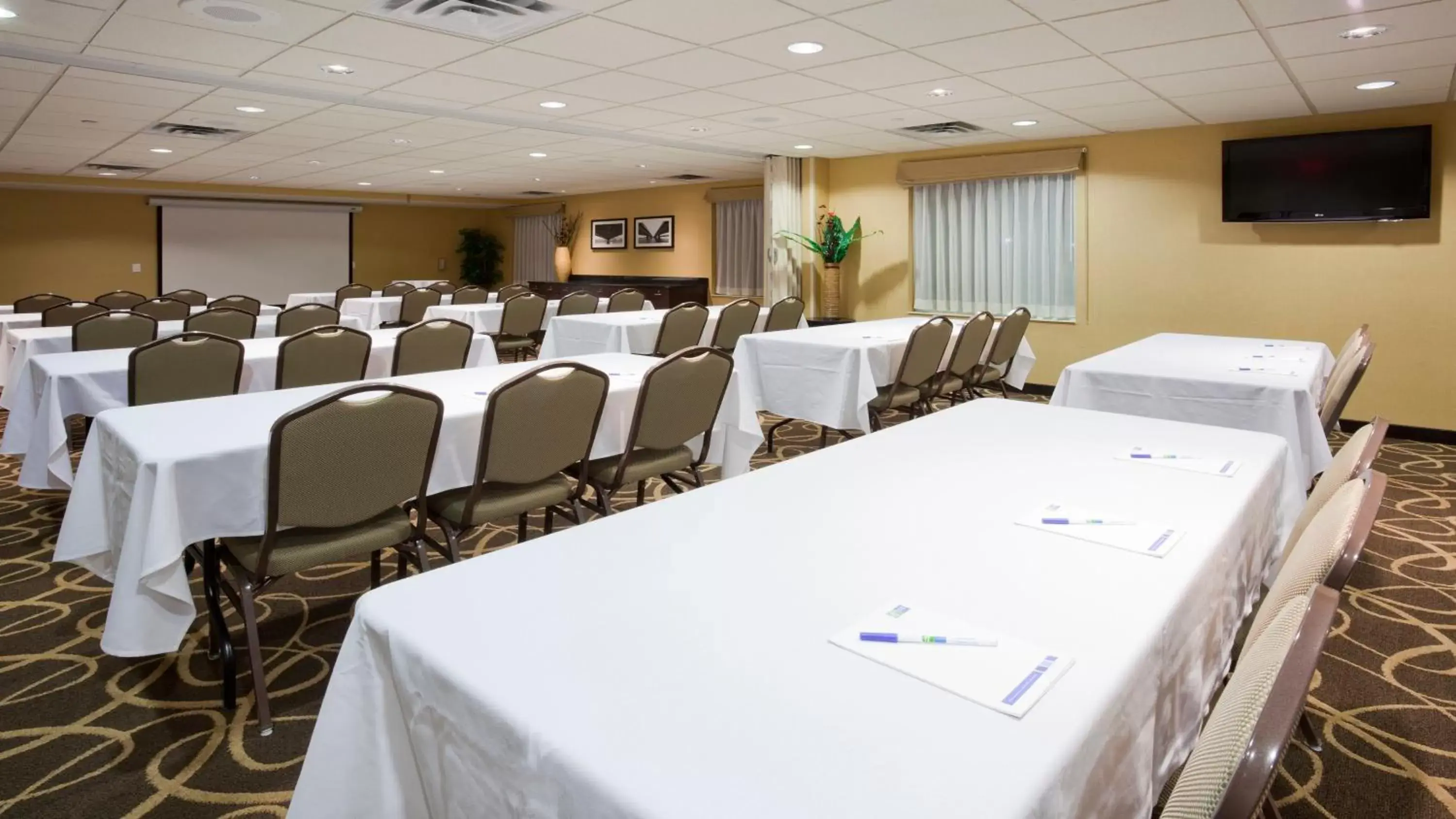 Meeting/conference room in Holiday Inn Express Hotel & Suites Rogers, an IHG Hotel