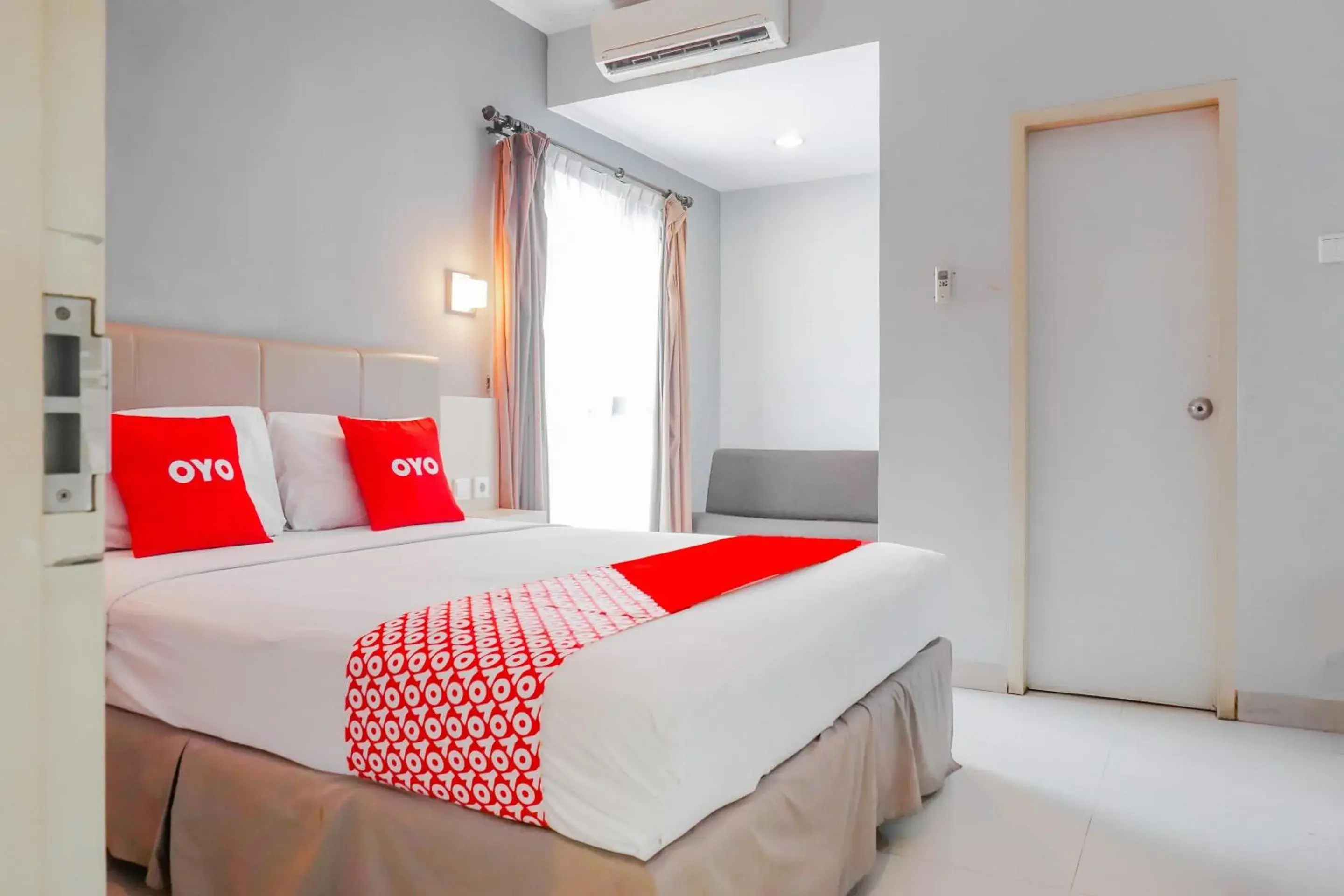 Bedroom in OYO 90244 Hotel Antara