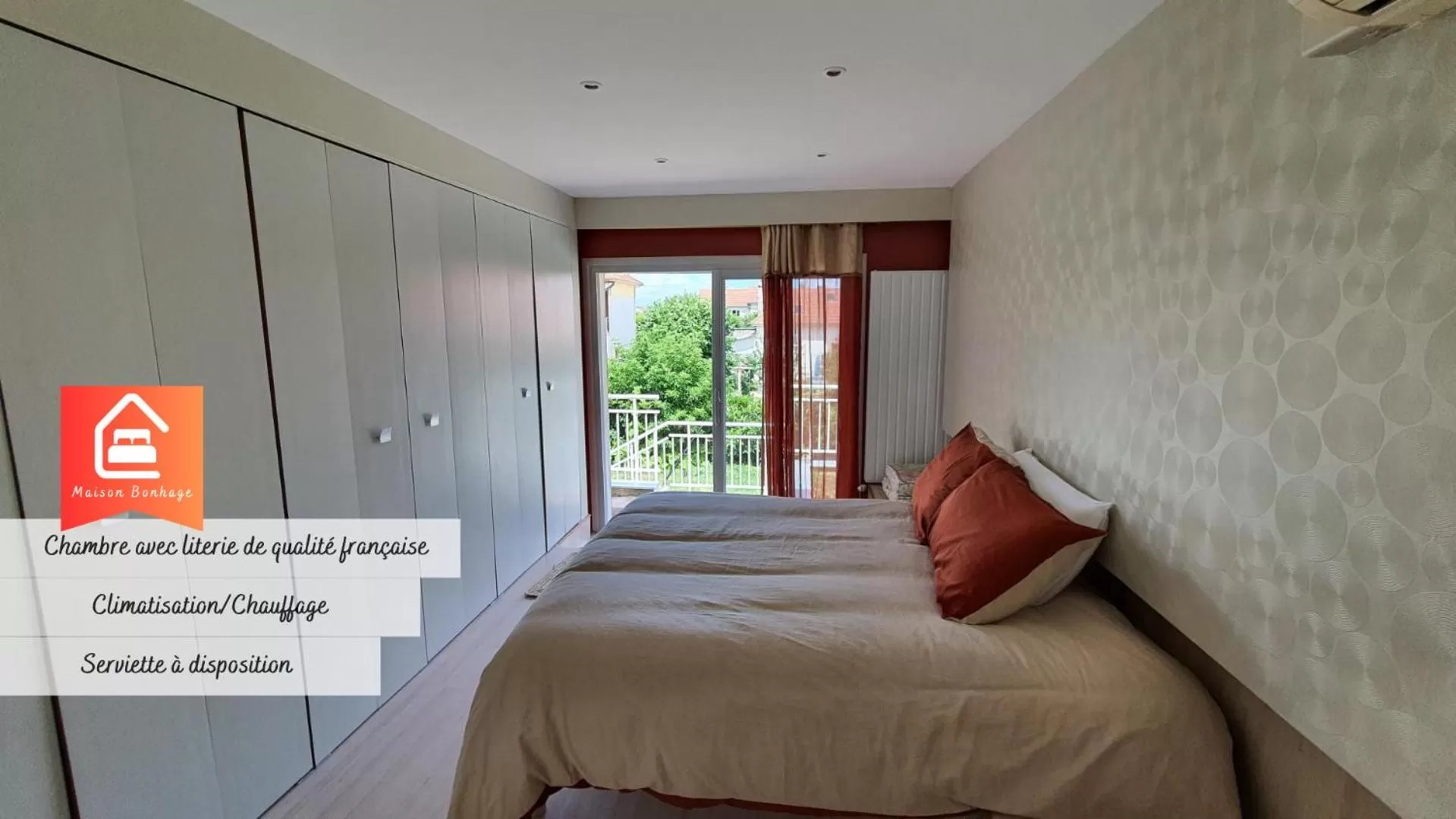 Bed in Chambre Balnéo à Chaumont (Maison Bonhage)