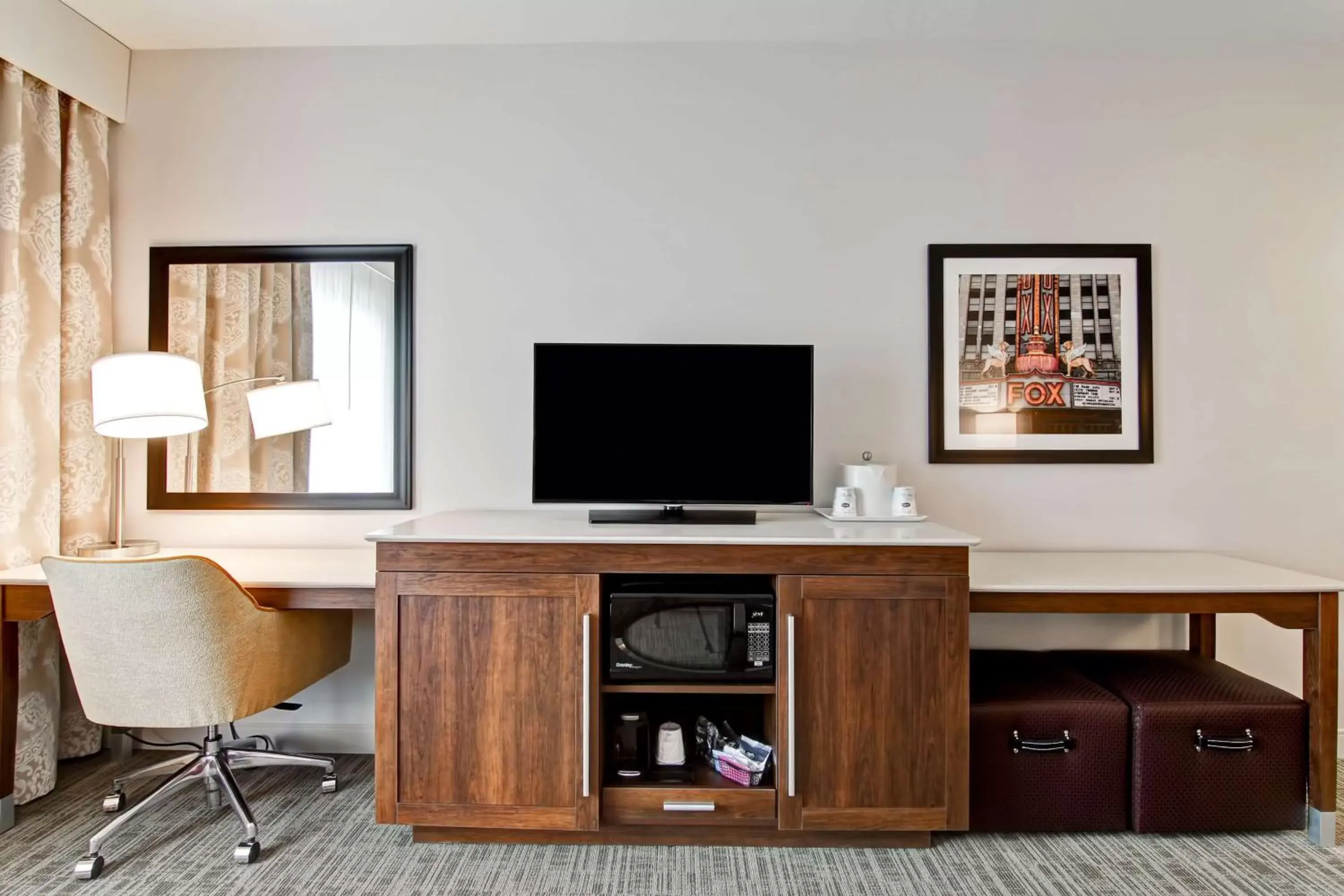 Bed, TV/Entertainment Center in Hampton Inn & Suites Detroit/Troy