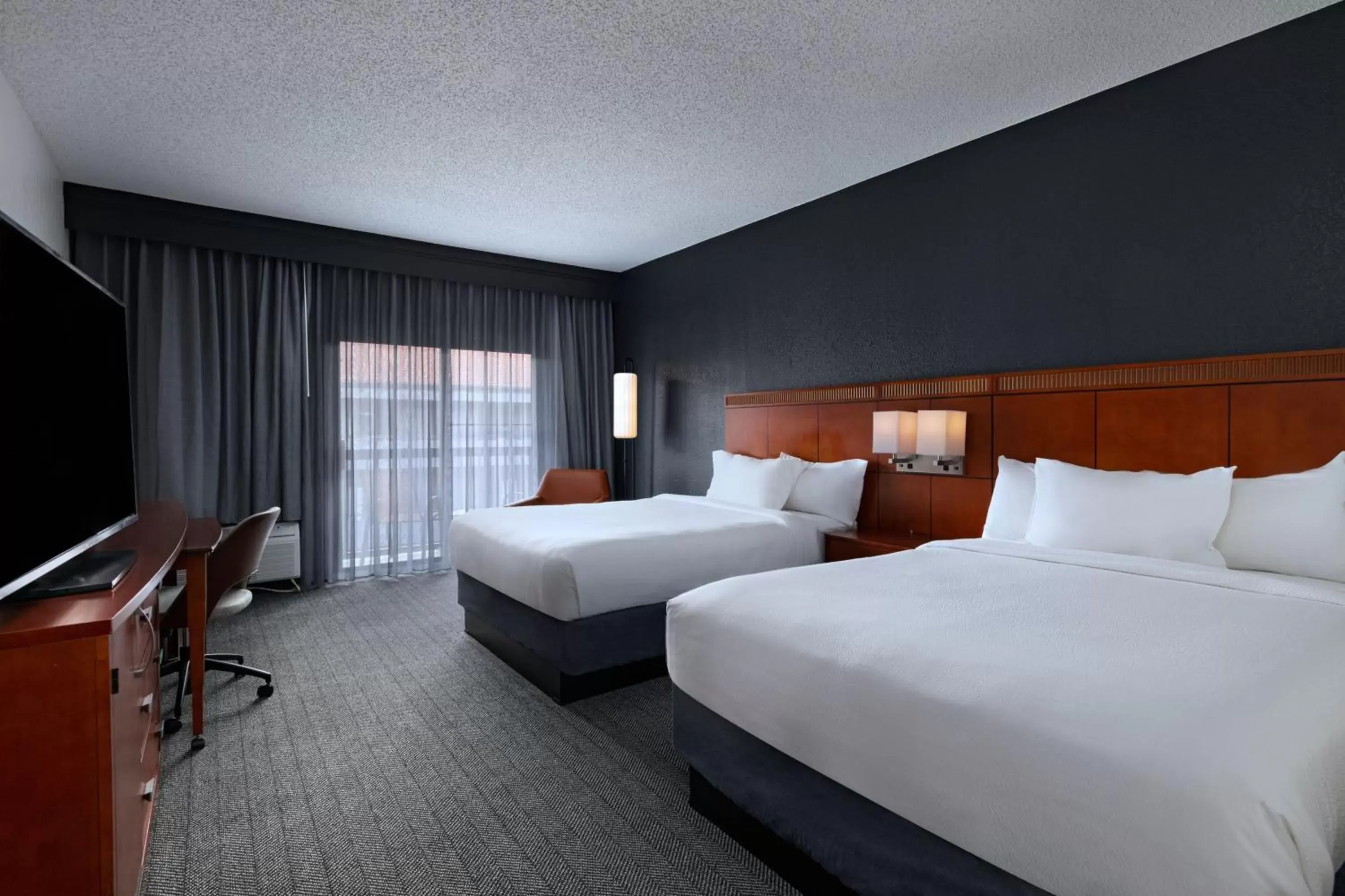 Photo of the whole room, Bed in Courtyard by Marriott San Antonio Downtown