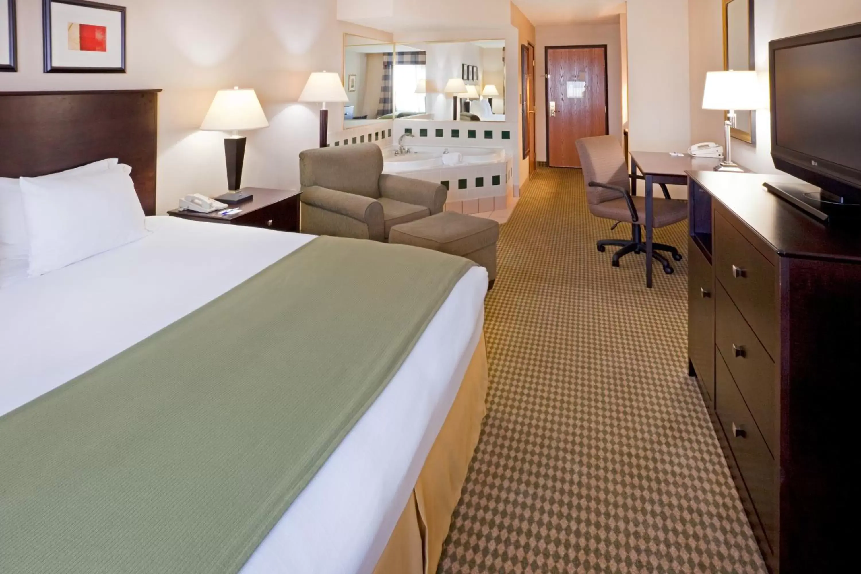 Photo of the whole room, Bed in Holiday Inn Express Hotel and Suites Fort Worth/I-20