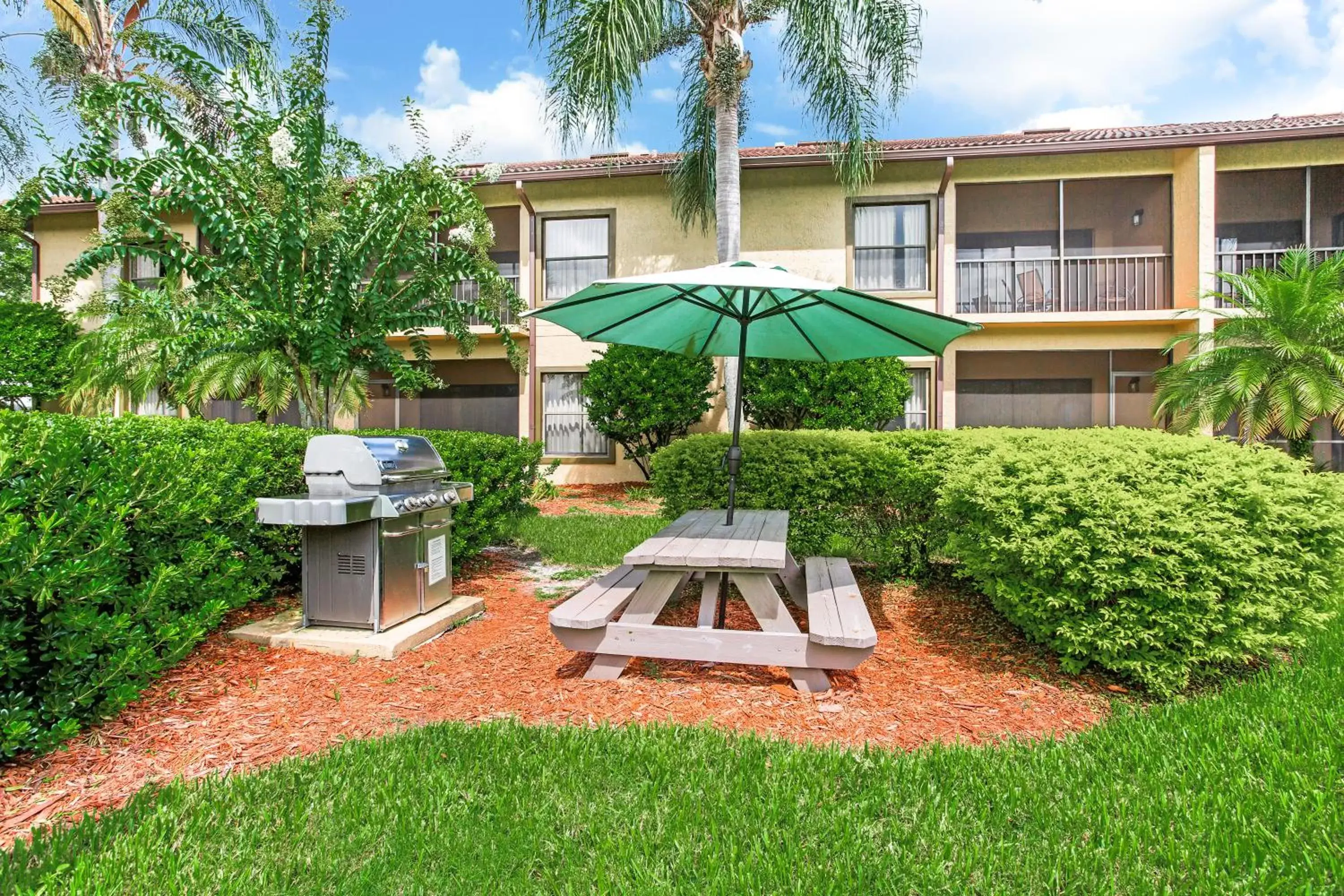 BBQ facilities, Garden in Alhambra Villas