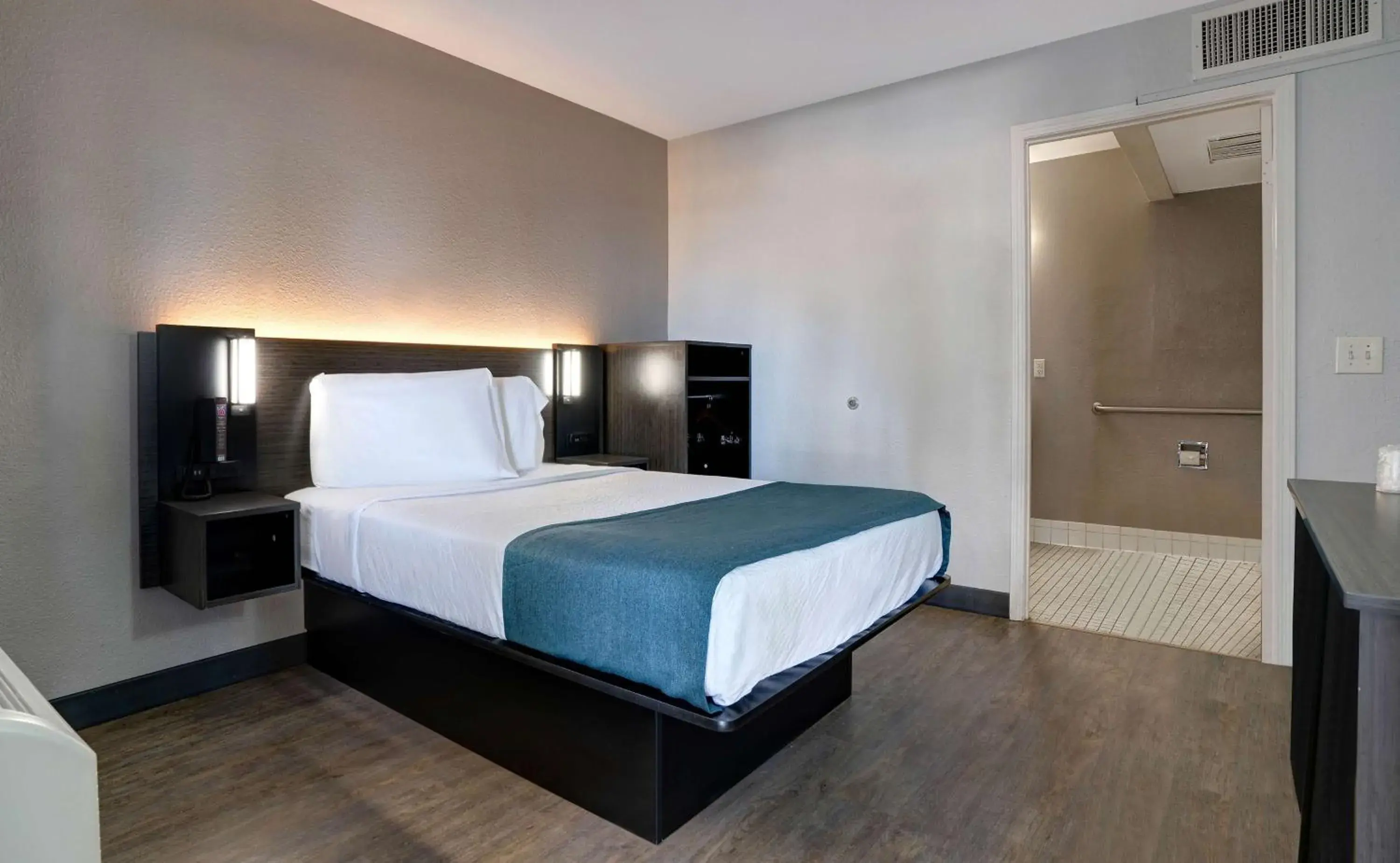Bedroom, Bed in Motel 6-Bakersfield, CA - South