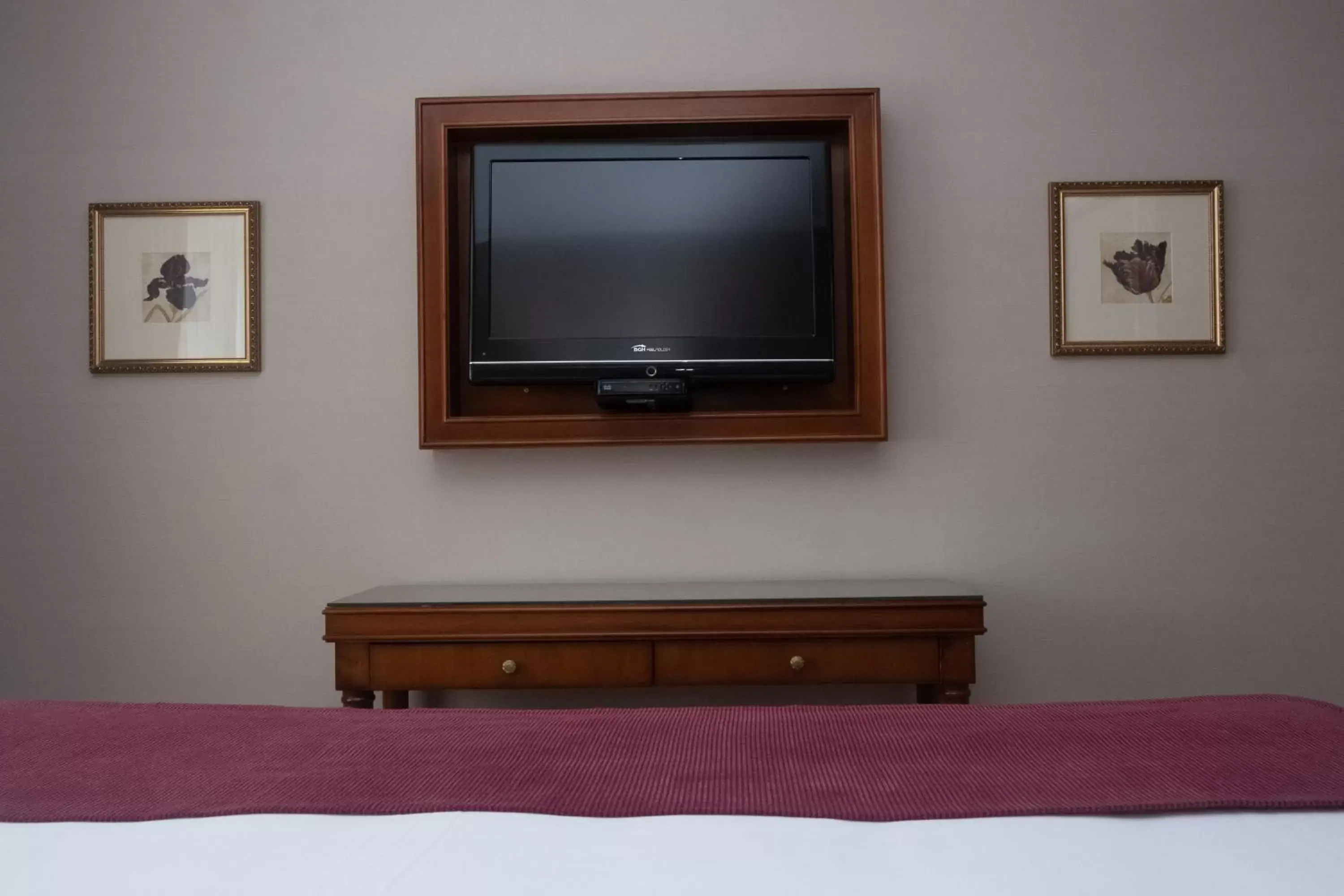 TV and multimedia, TV/Entertainment Center in Hotel Intersur Recoleta