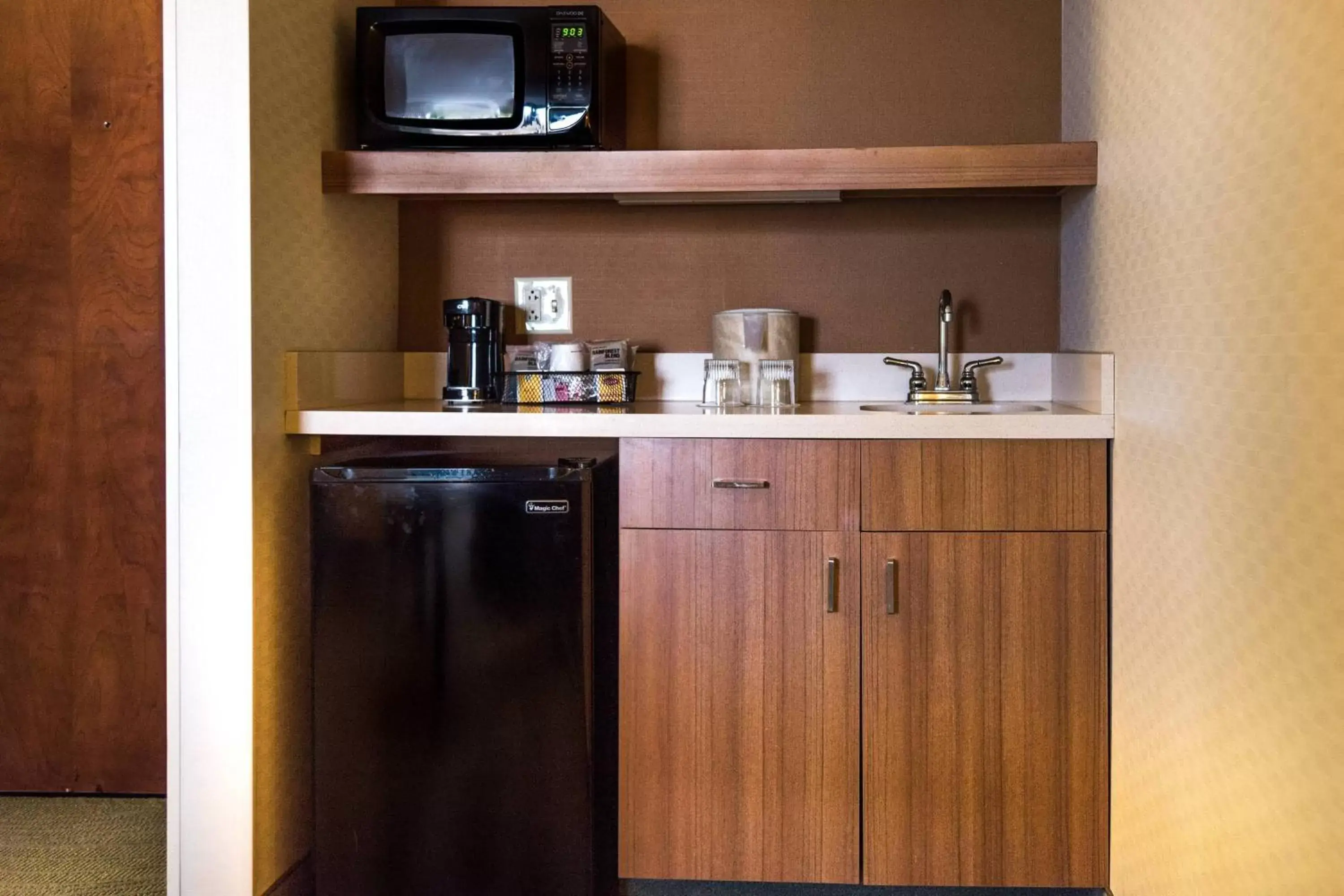 Kitchen or kitchenette, Kitchen/Kitchenette in SpringHill Suites by Marriott Chicago Naperville Warrenville