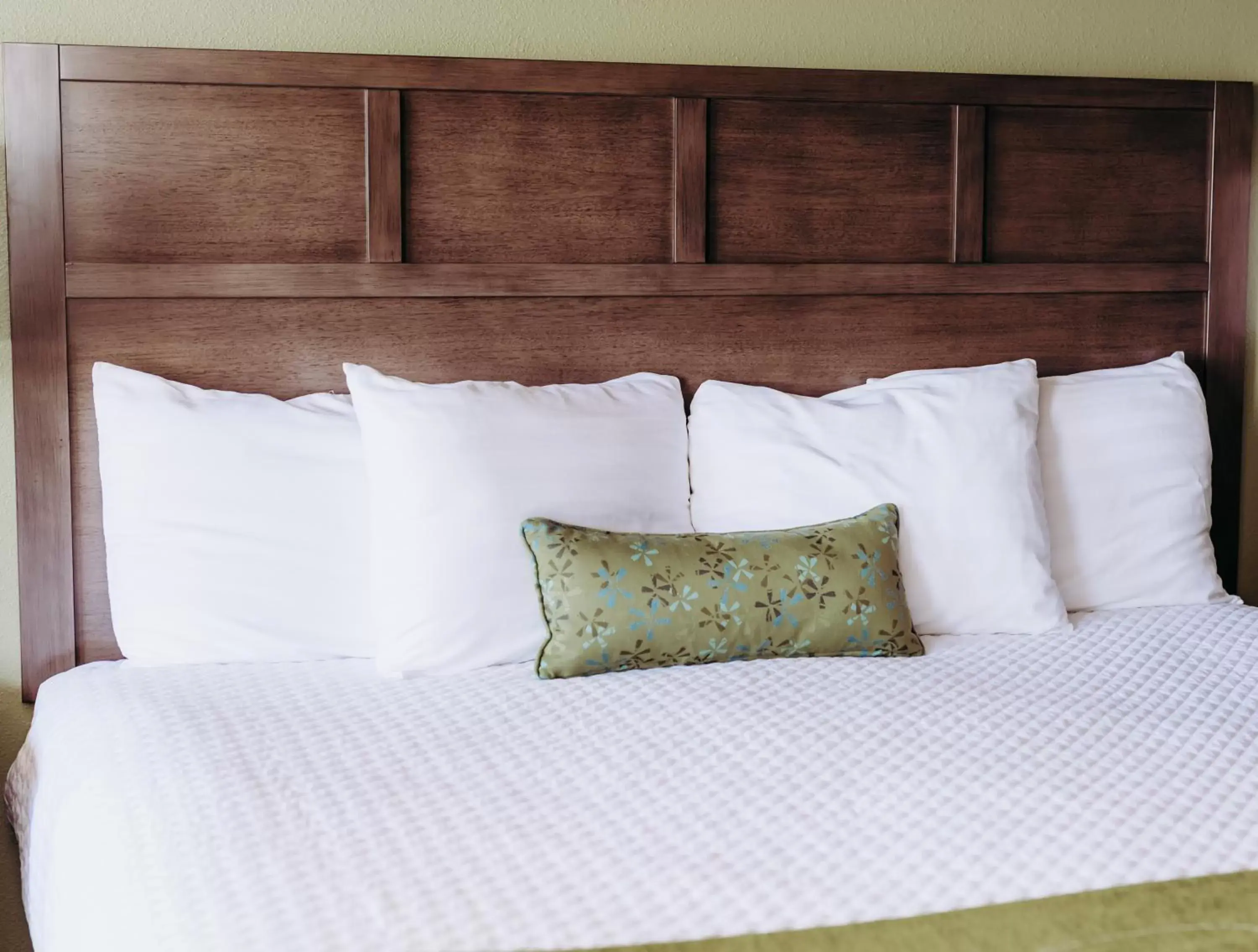 Bed in Pacific Inn Motel