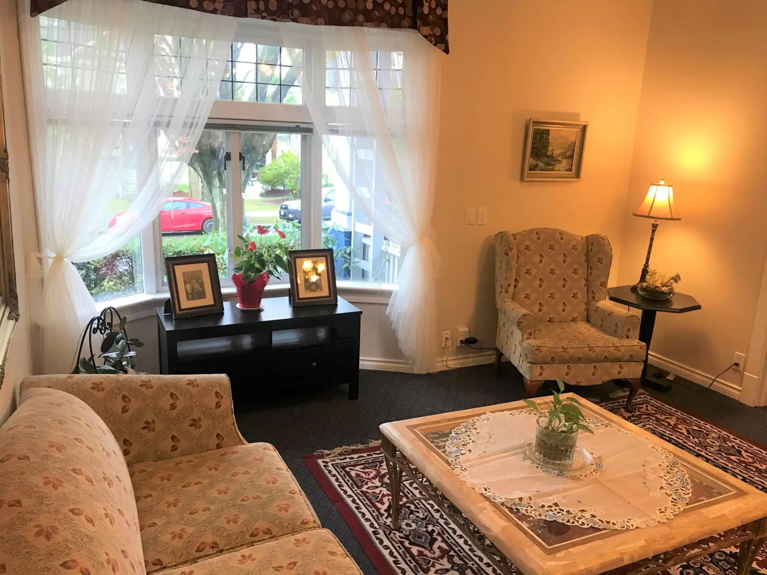 Living room, Seating Area in Cambie Lodge