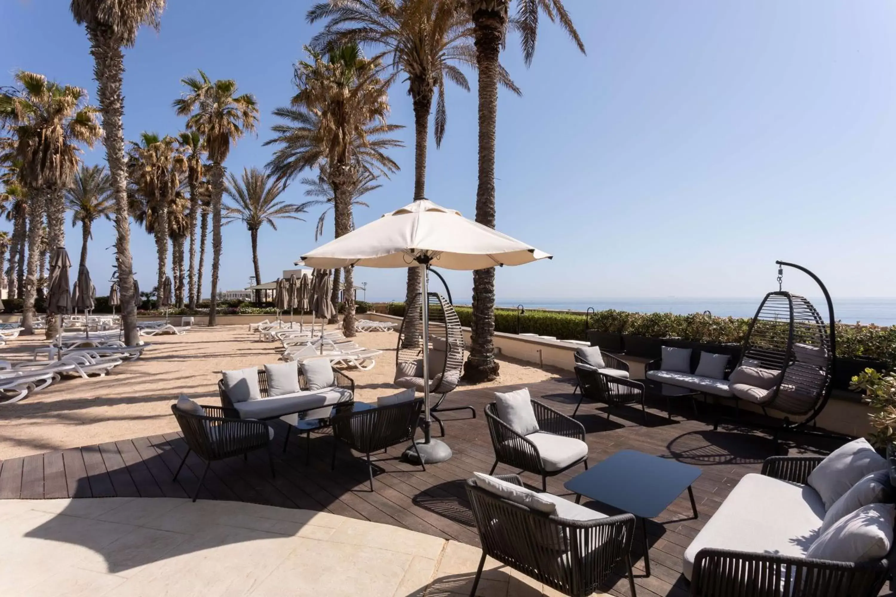 Lounge or bar, Beach in Hilton Malta