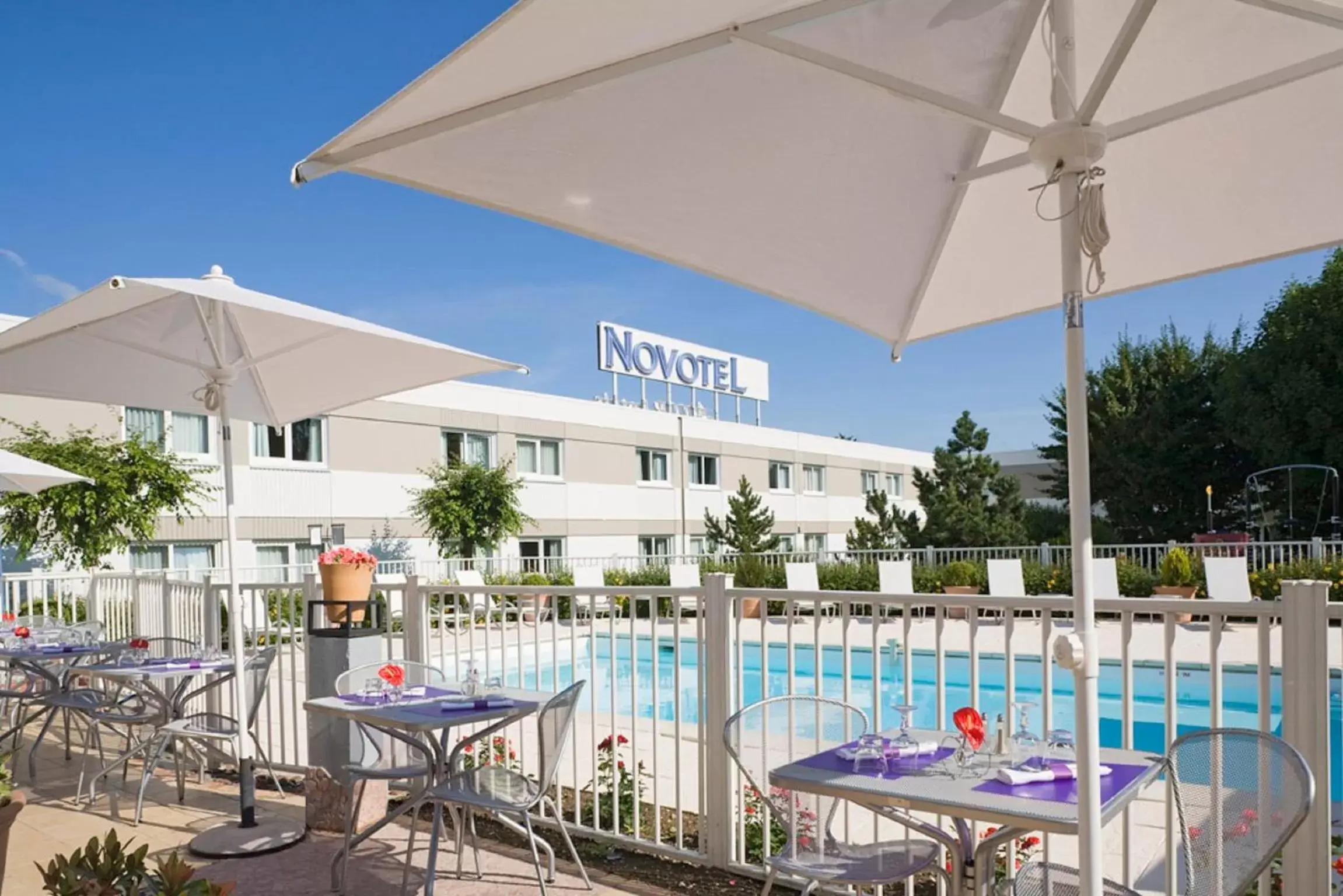 BBQ facilities, Swimming Pool in Novotel Amiens Pôle Jules Verne