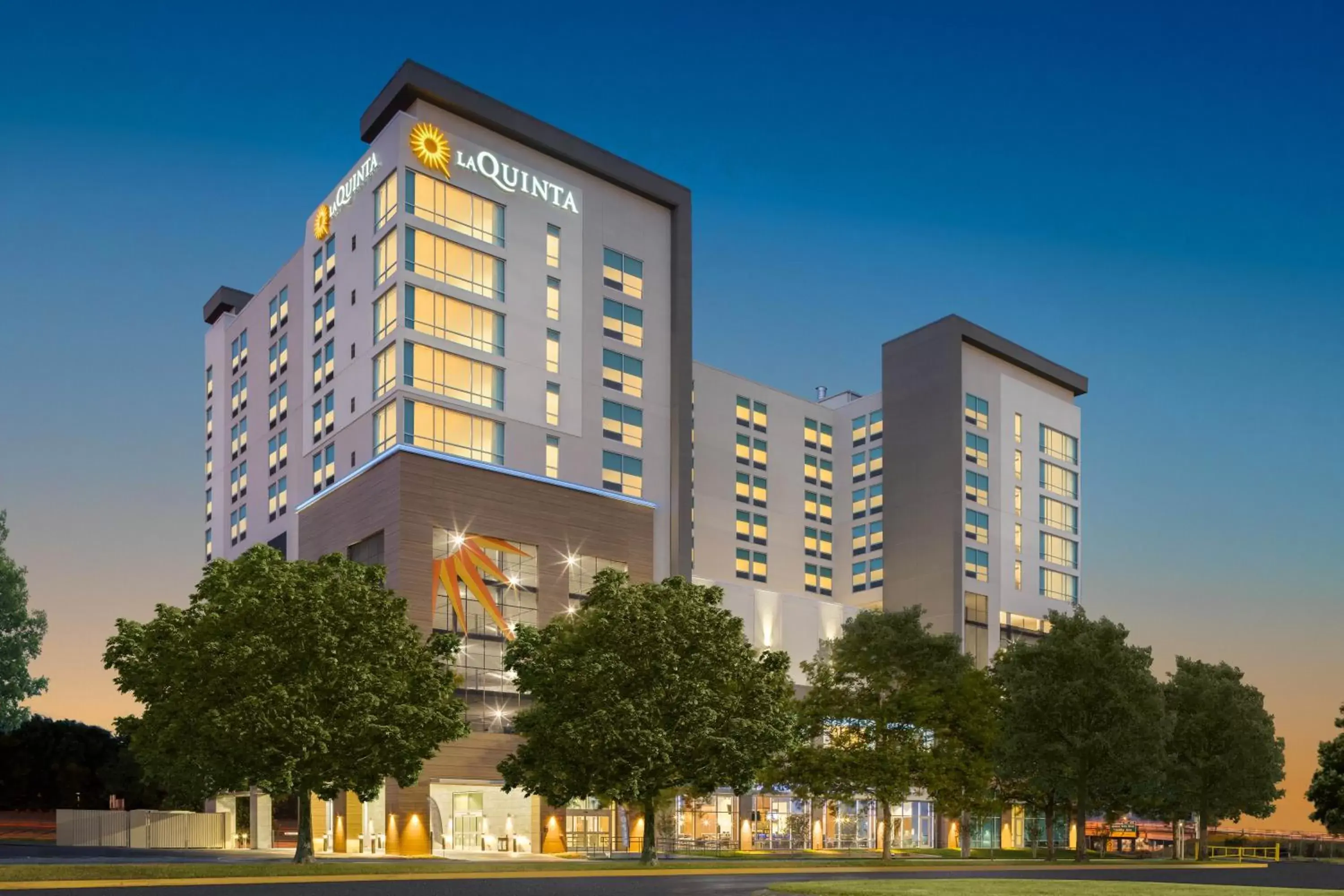 Property building in La Quinta Inn & Suites by Wyndham Nashville Downtown Stadium Property building in La Quinta Inn & Suites by Wyndham Nashville Downtown Stadium