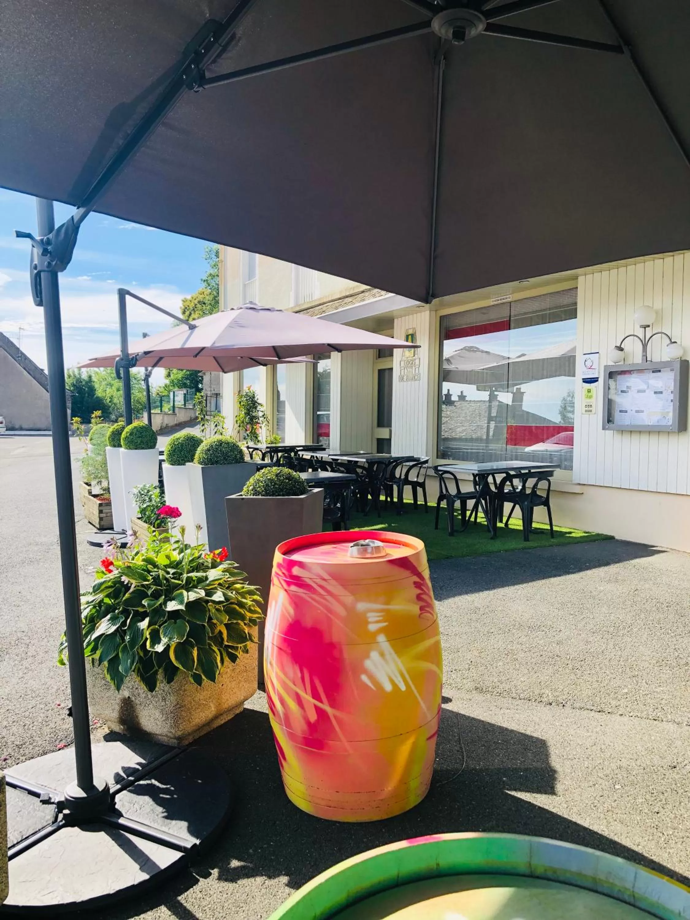 Patio in Logis Hôtel-Restaurant Le Commerce
