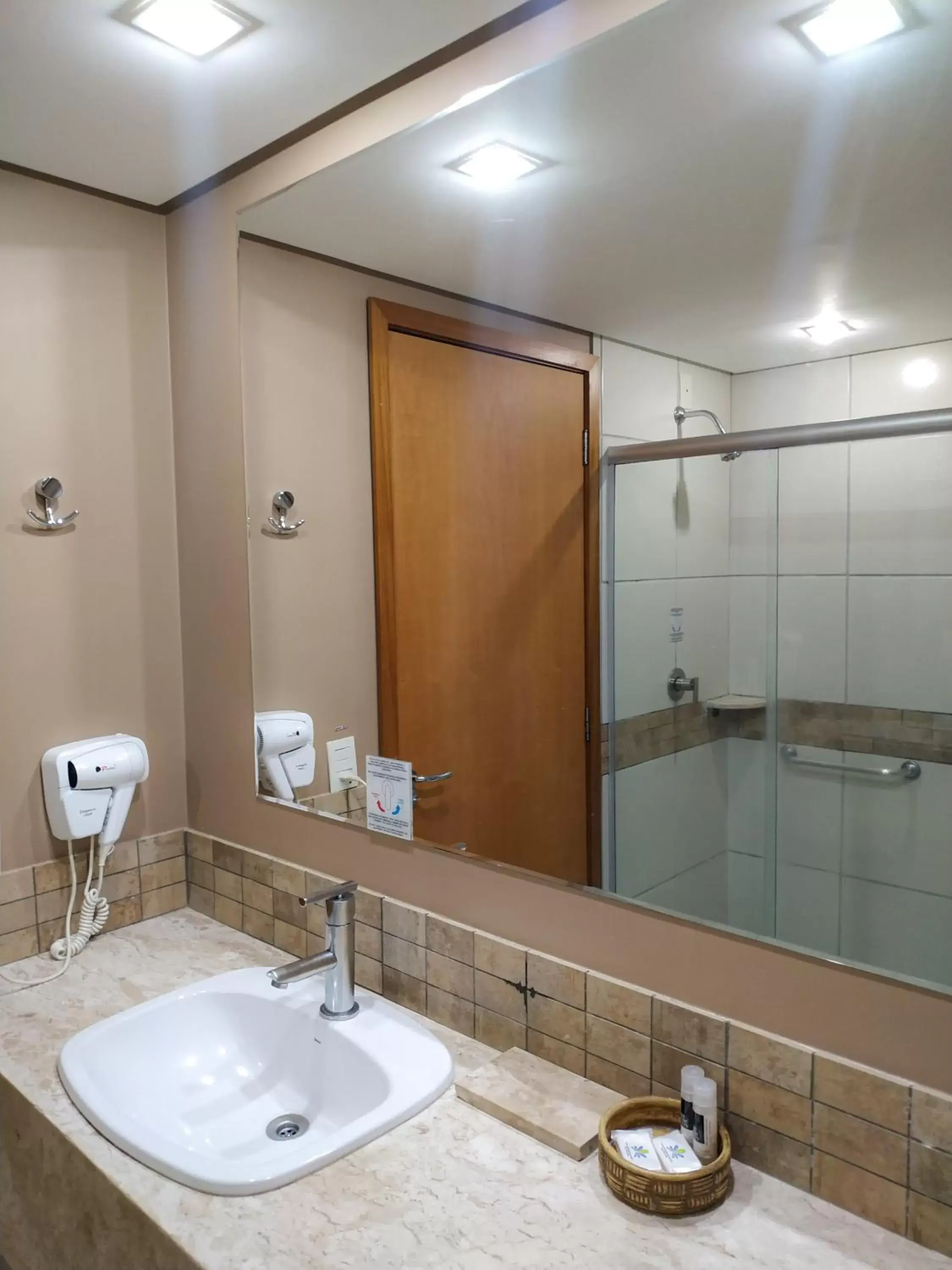 Property building, Bathroom in Best Western Suites Le Jardin Caldas Novas