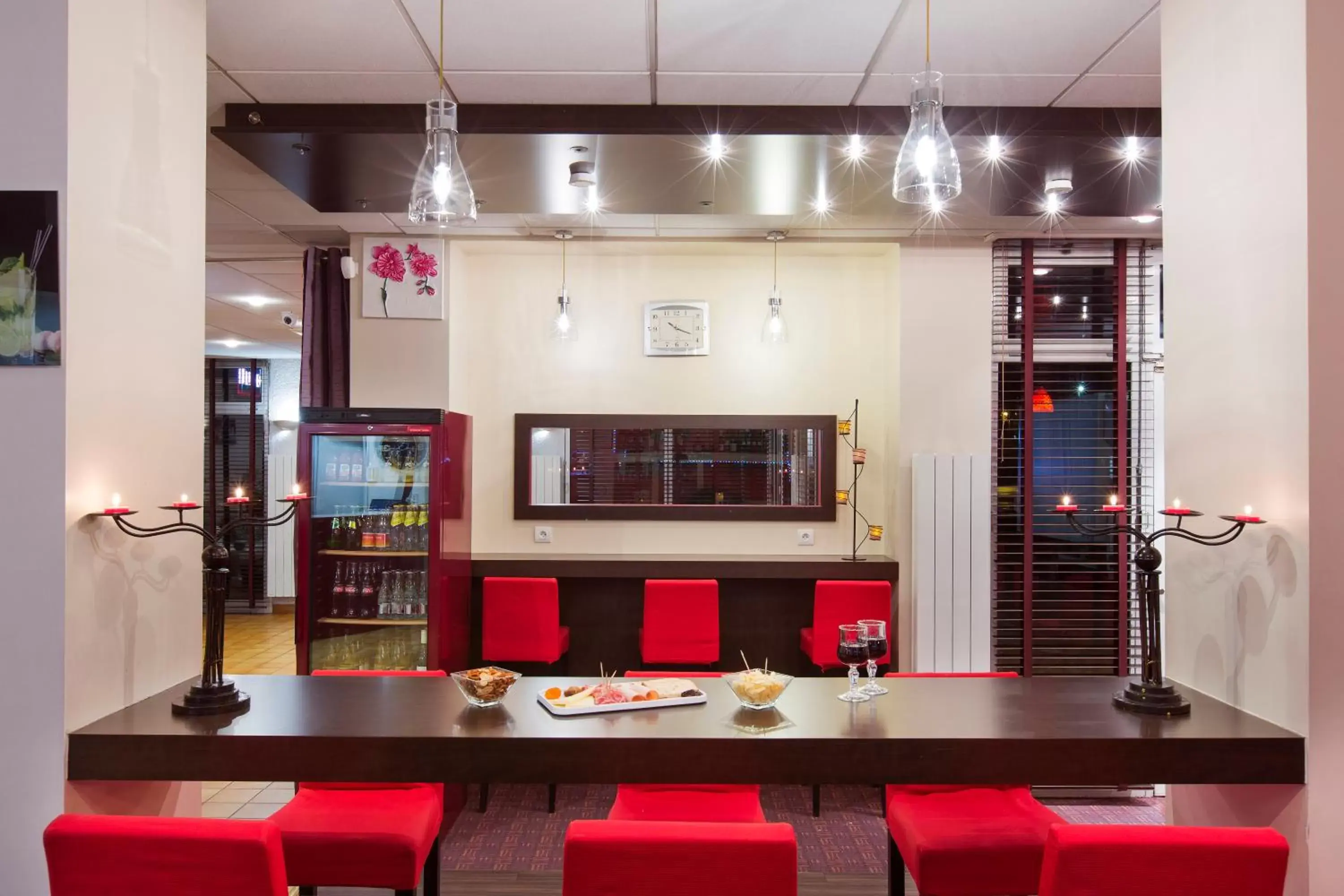 Lounge or bar, Kitchen/Kitchenette in Comfort Hotel Montlucon