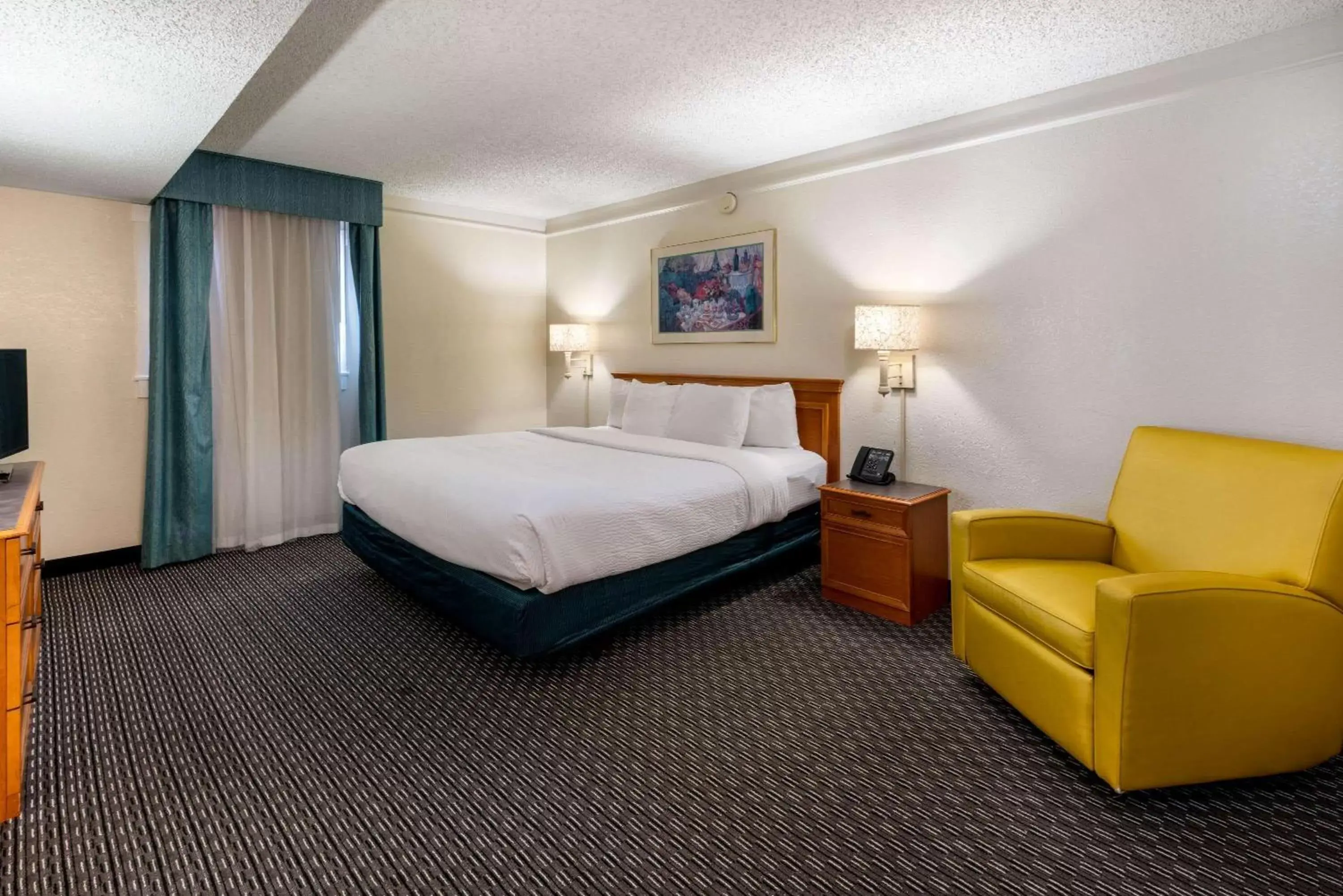 Photo of the whole room, Bed in La Quinta Inn by Wyndham Phoenix Thomas Road