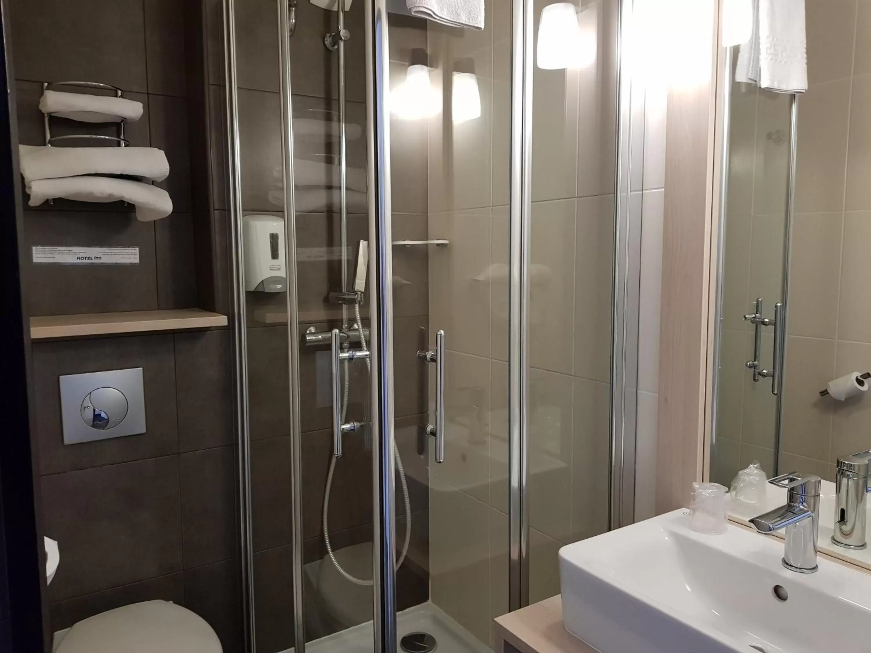 Bathroom in Hôtel Inn Design - Restaurant L'Escale