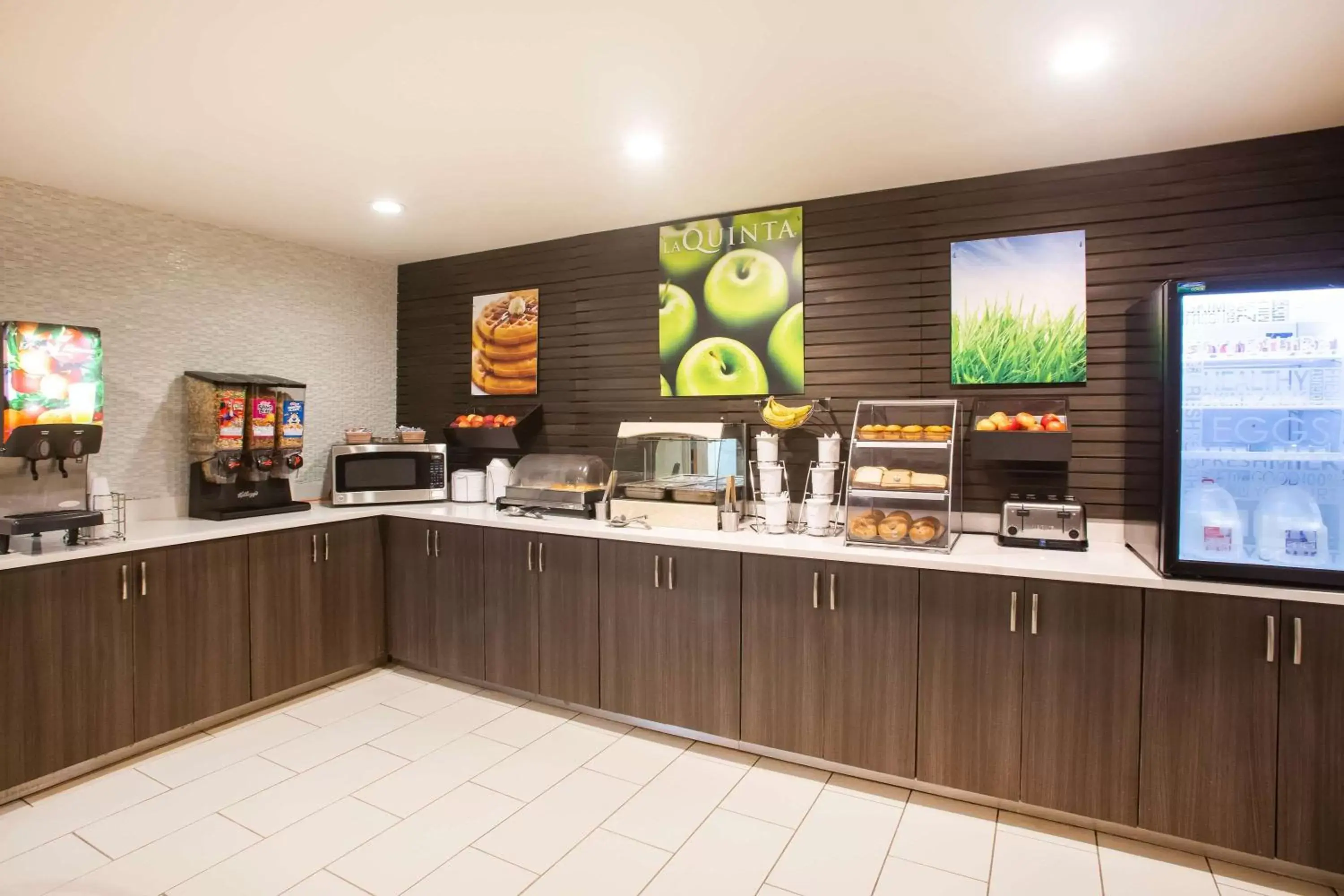 Restaurant/places to eat in La Quinta Inn & Suits by Wyndham Pontoon Beach IL Restaurant/places to eat in La Quinta Inn & Suits by Wyndham Pontoon Beach IL