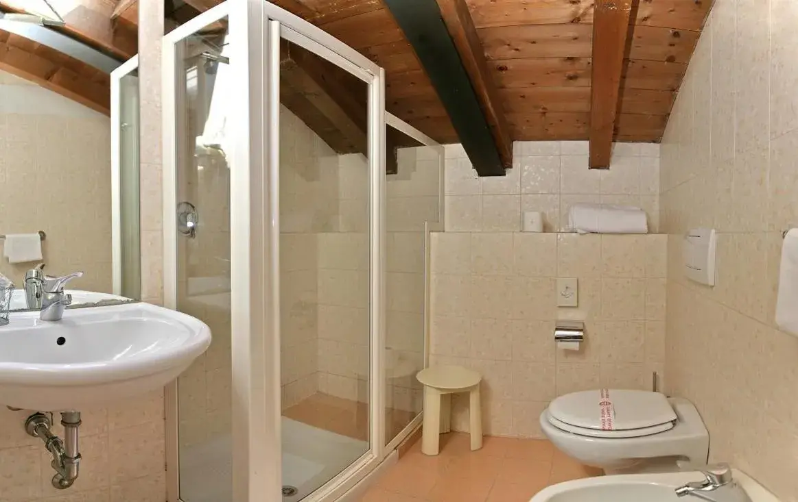 Bathroom in Hotel Ristorante Miralago