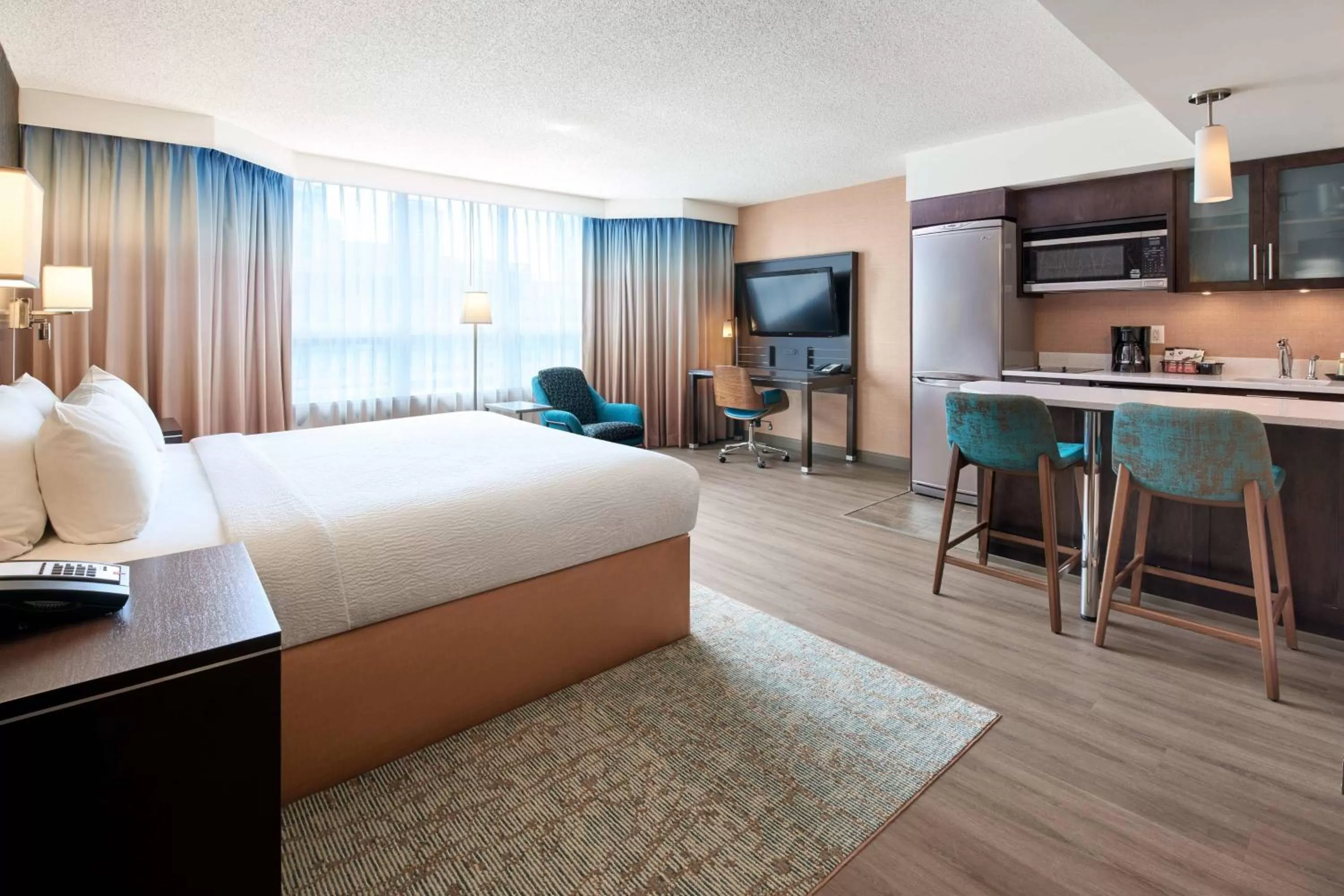 Photo of the whole room, Bed in Residence Inn by Marriott Vancouver Downtown