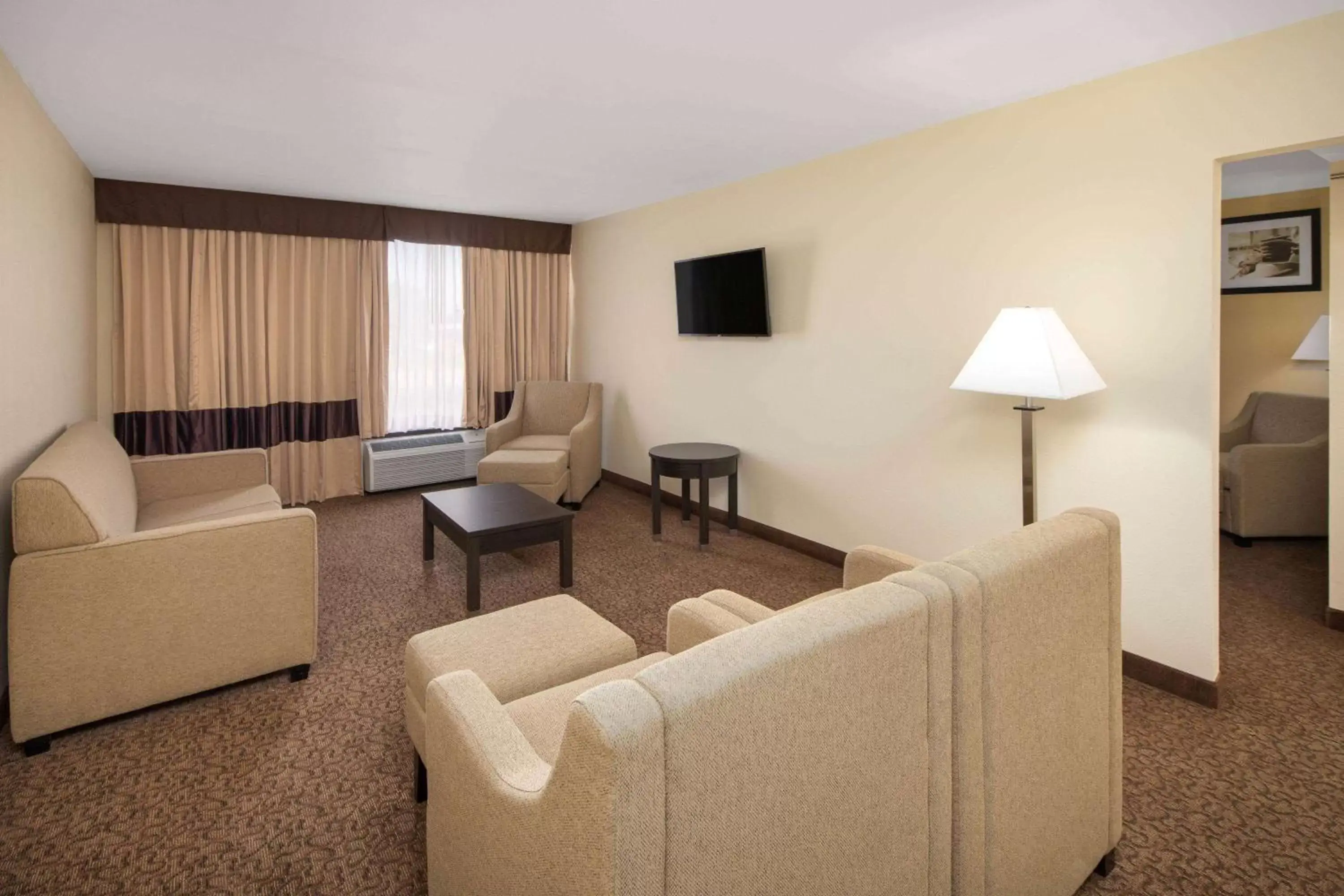 Living room, Seating Area in Baymont Inn & Suites by Wyndham Hammond