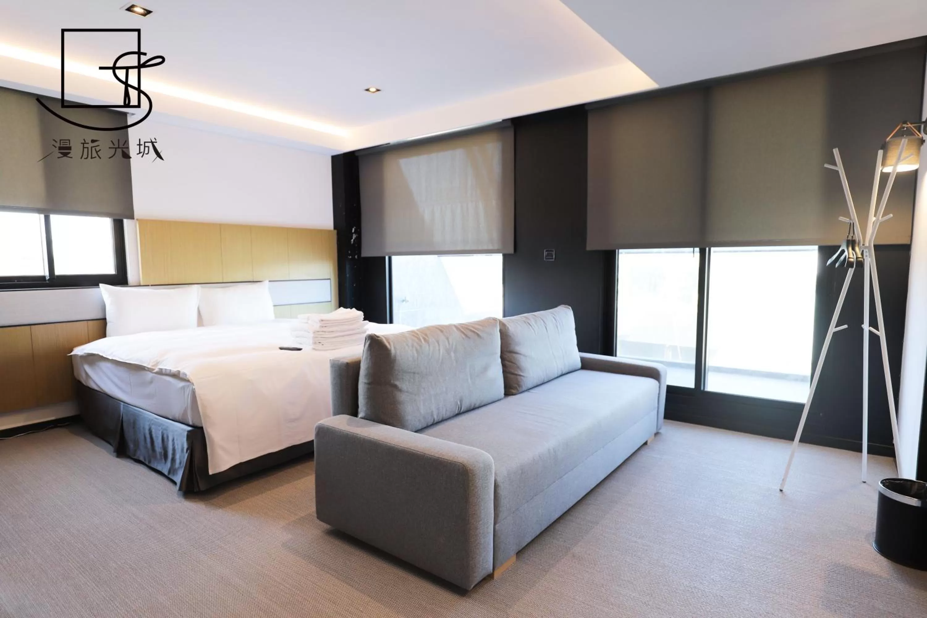 Photo of the whole room, Bed in Slow Town Hotel-Glowing