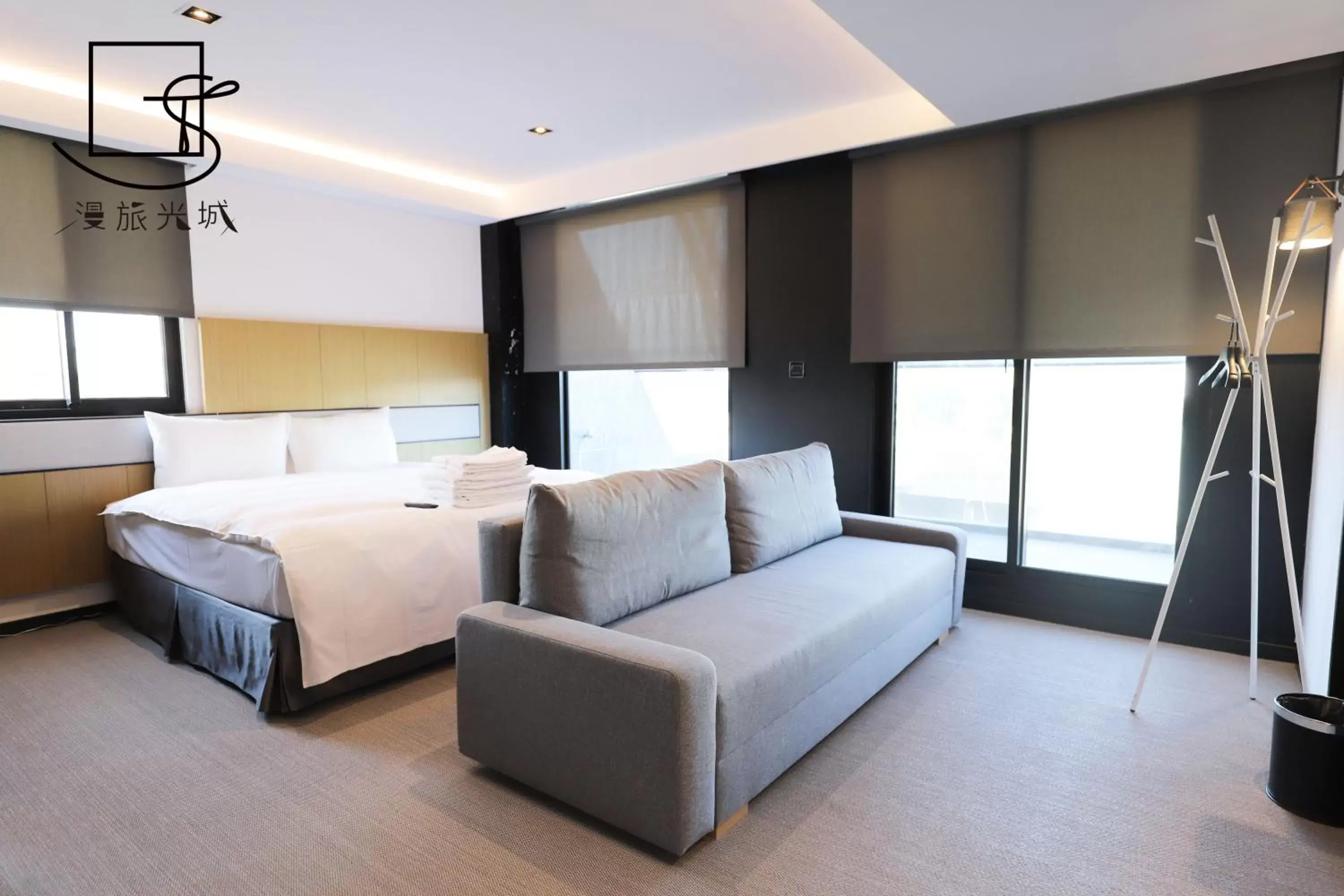 Photo of the whole room, Bed in Slow Town Hotel-Glowing Photo of the whole room, Bed in Slow Town Hotel-Glowing