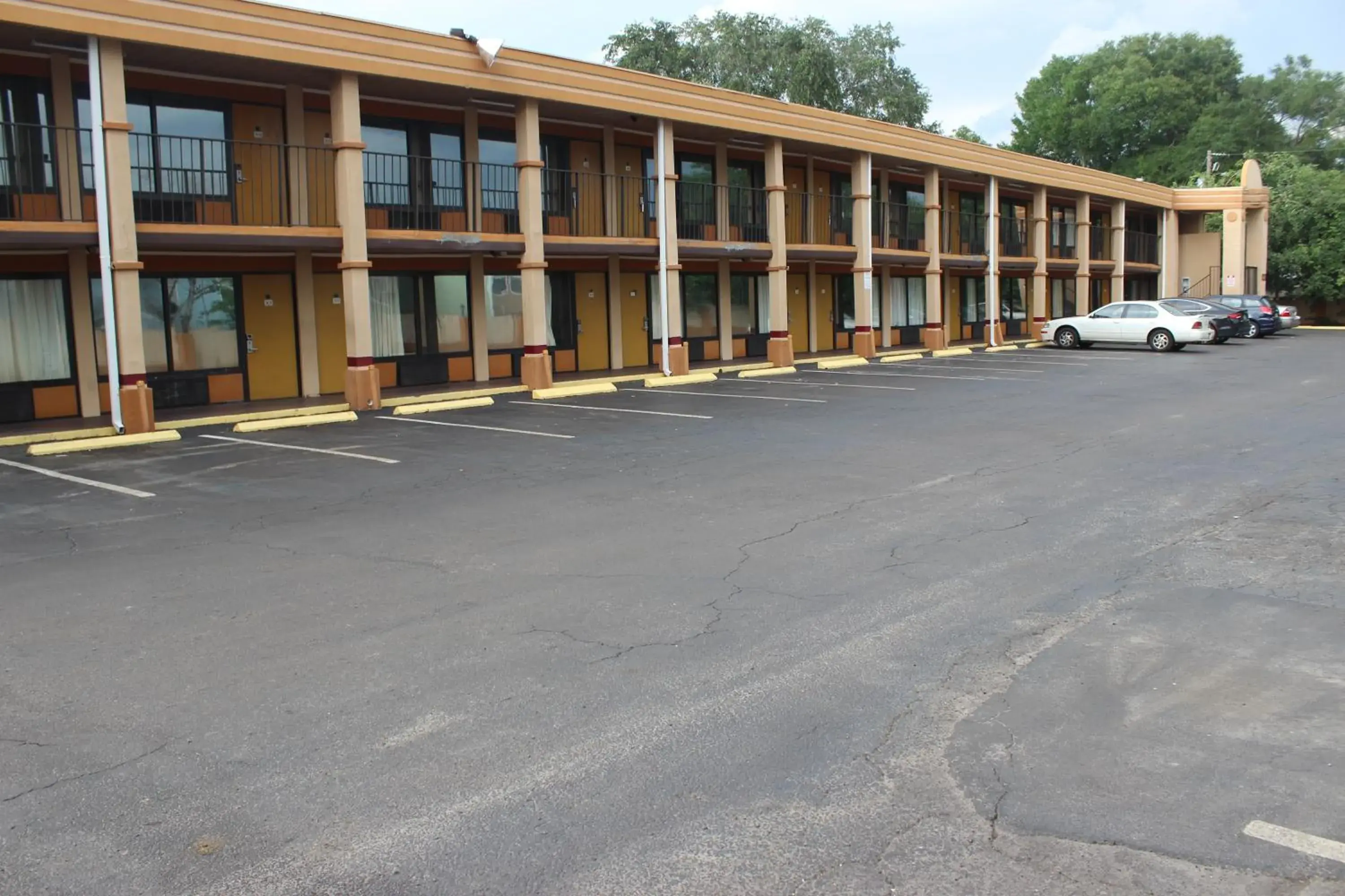 Property Building in Tampa Inn Near Busch Gardens