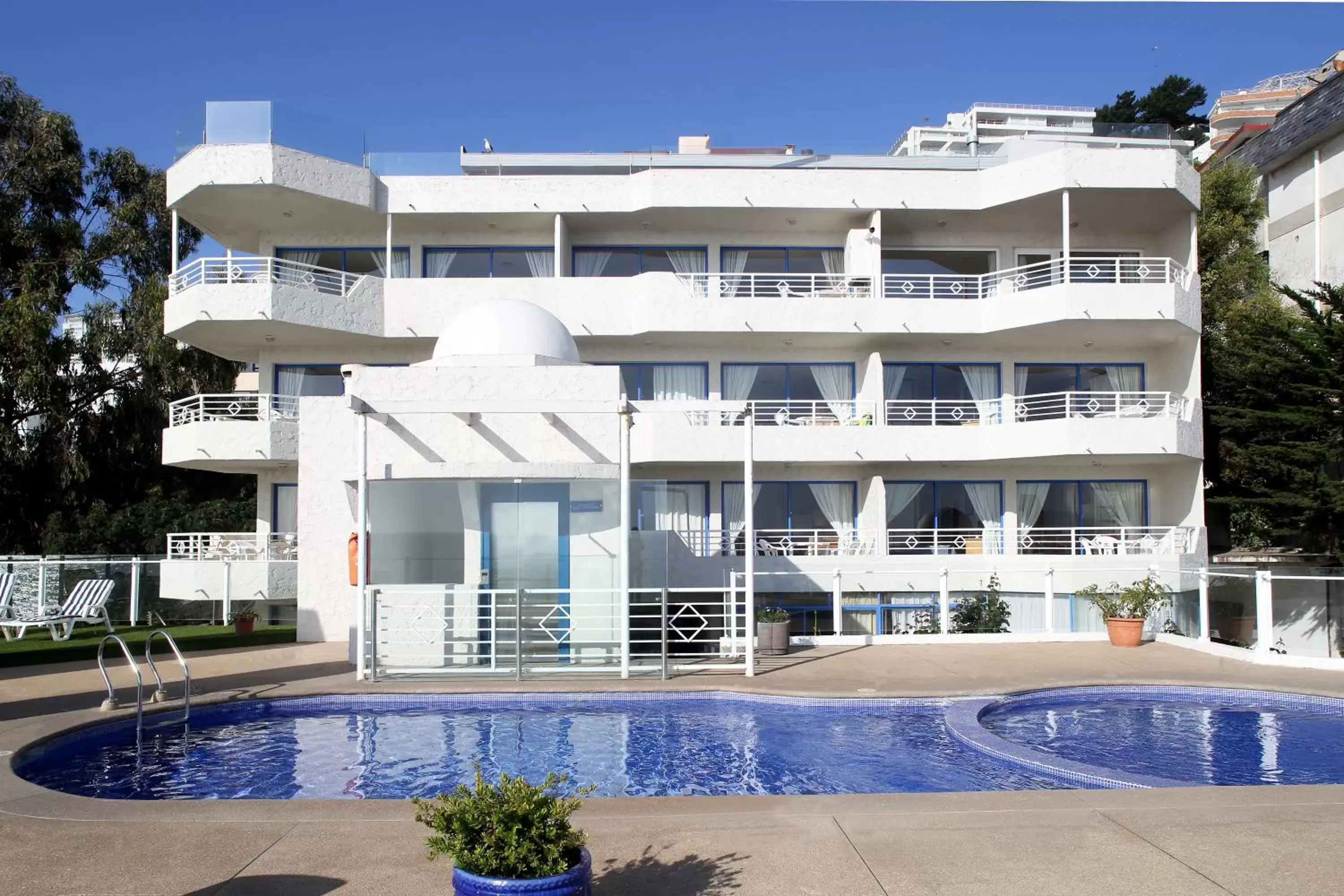 Swimming pool, Property Building in MR Mar Suites (ex Neruda Mar Suites)