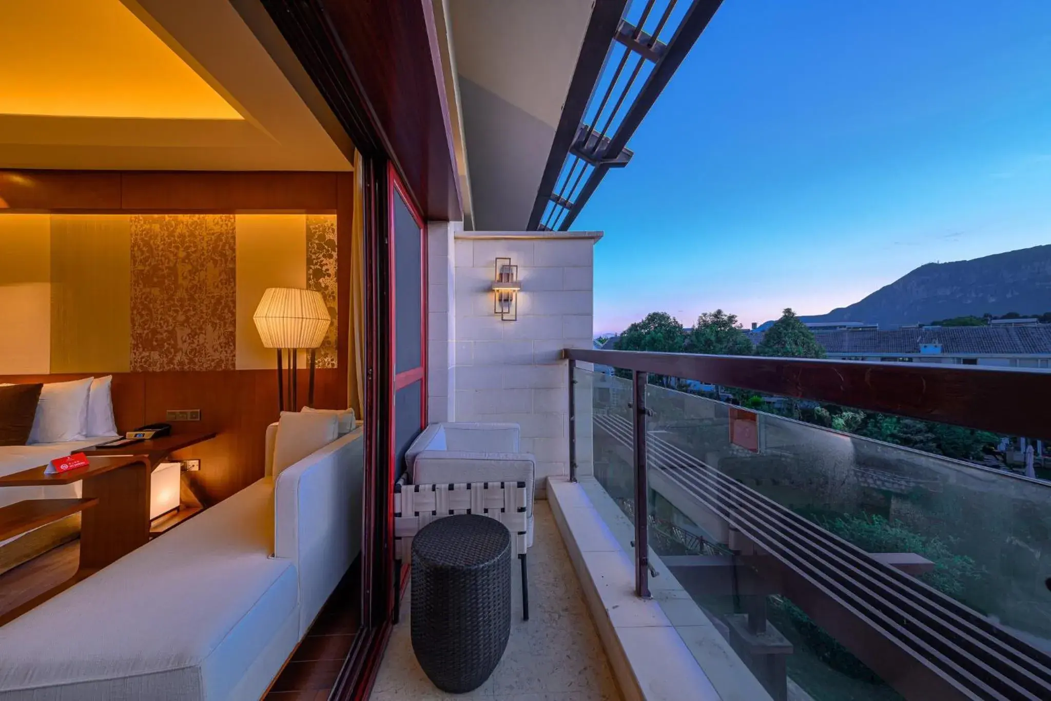 Bedroom, Balcony/Terrace in HUALUXE Hotels & Resorts Kunming, an IHG Hotel