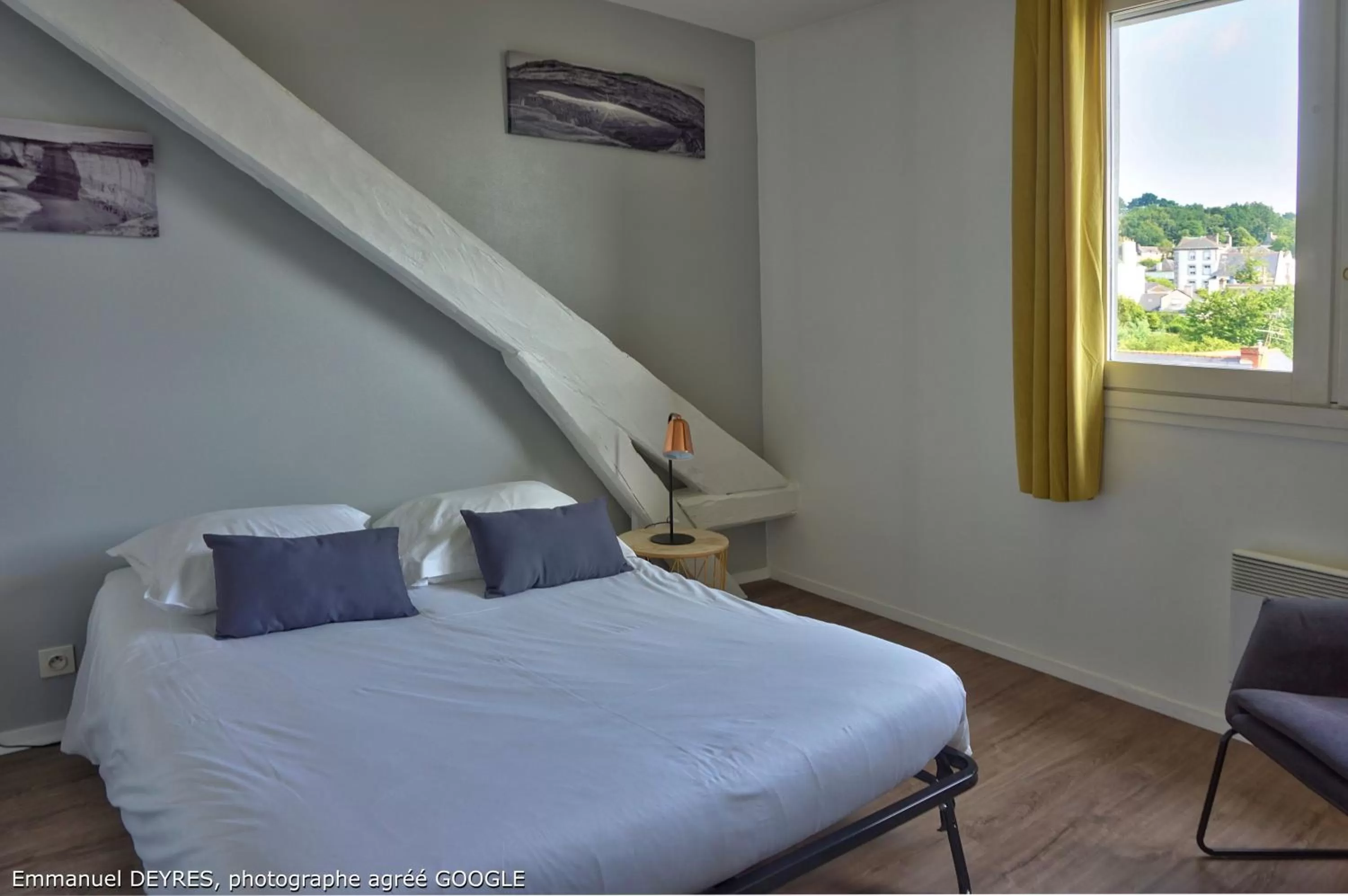 Bed in Hôtel de Bretagne - anciennement Queen Serenity Hotel