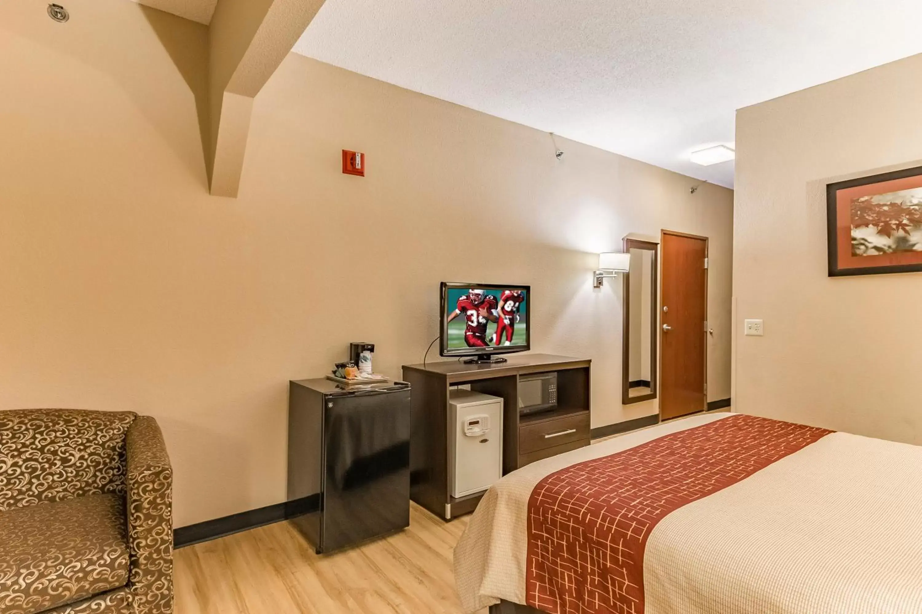 Photo of the whole room, TV/Entertainment Center in Red Roof Inn & Suites Hinesville - Fort Stewart