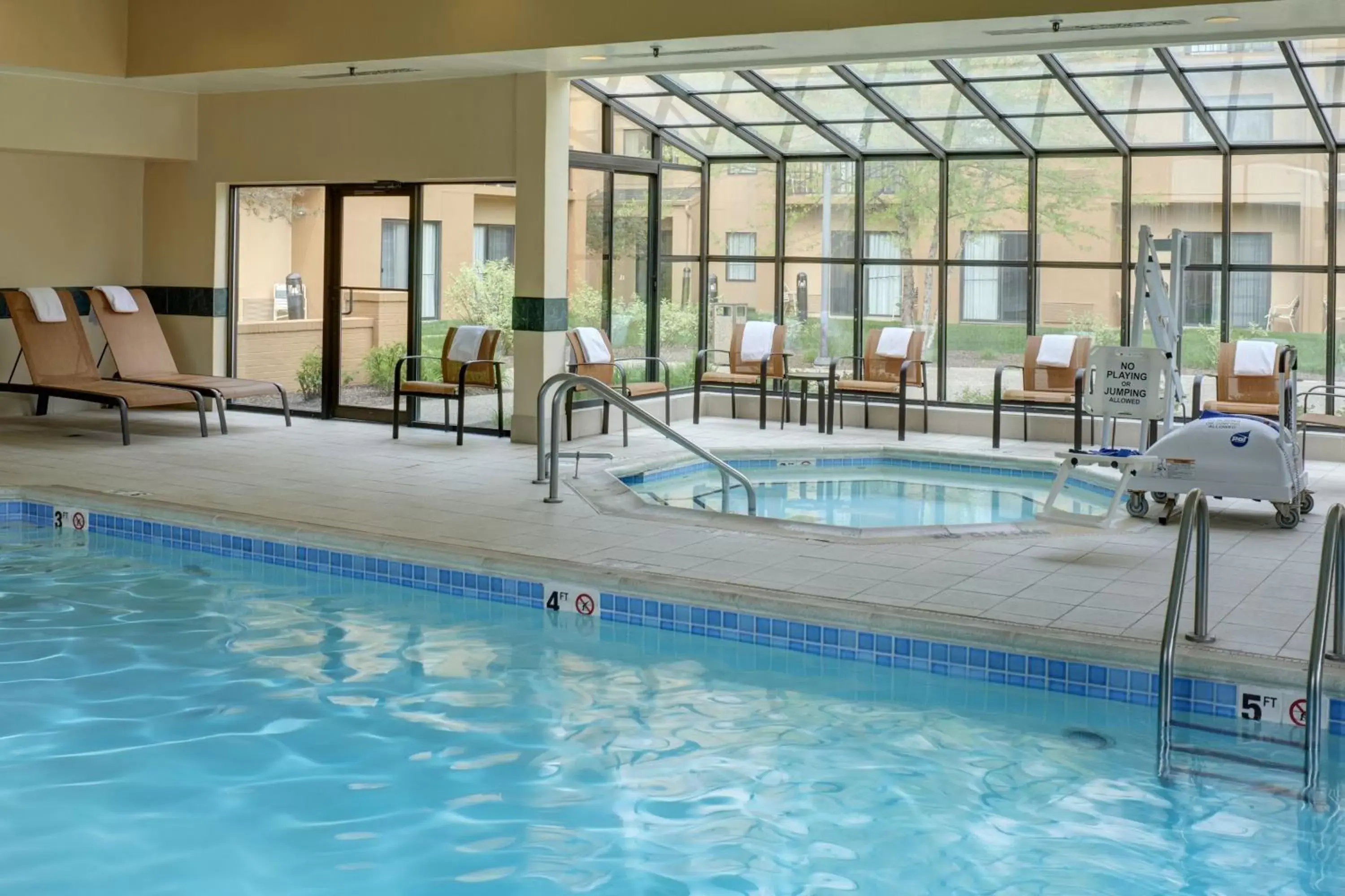 Swimming Pool in Courtyard by Marriott Indianapolis Airport