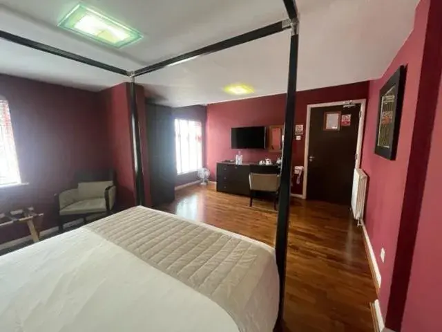 Bedroom, TV/Entertainment Center in Nap Inn Savoro