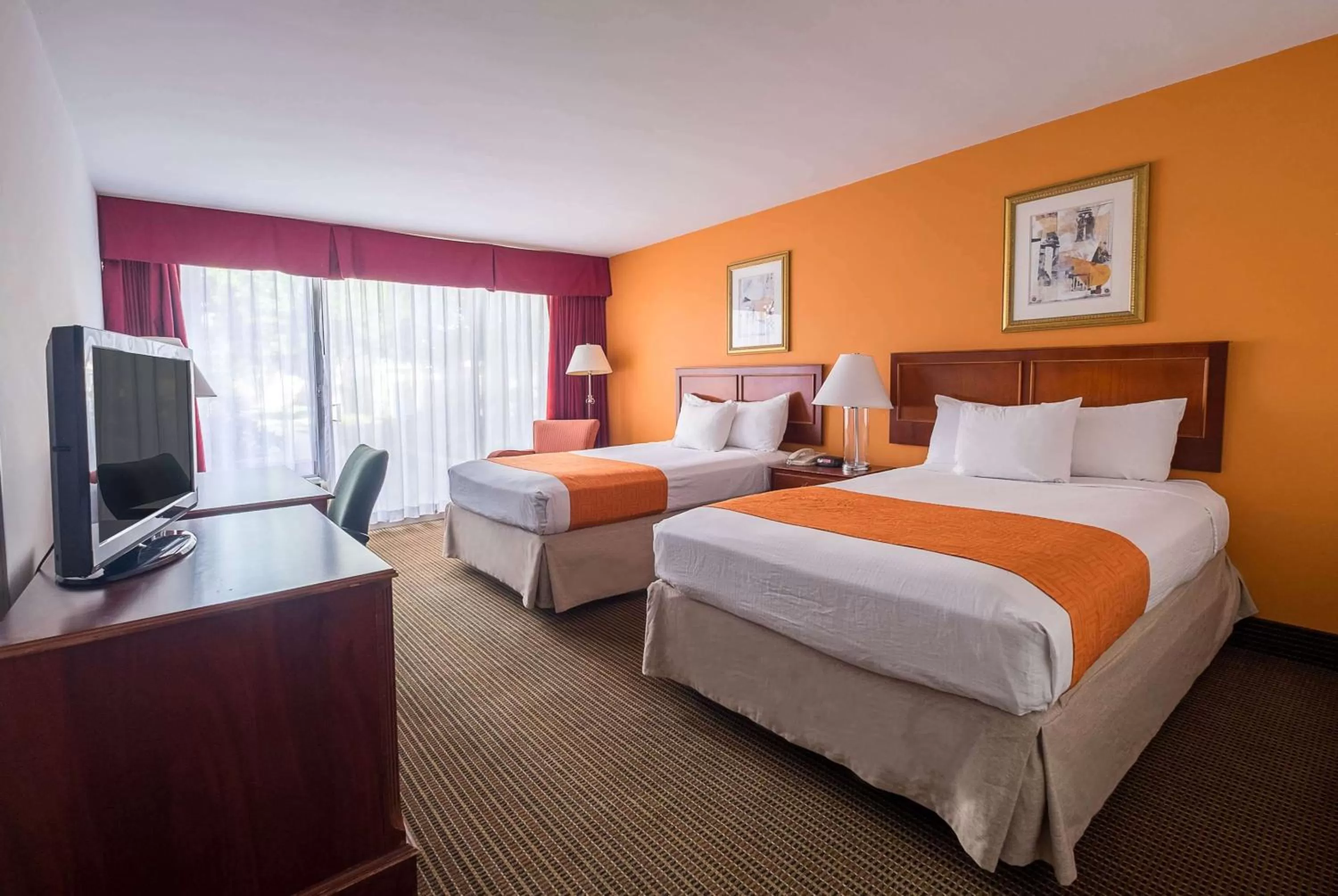 Photo of the whole room, Bed in Howard Johnson by Wyndham Fullerton/Anaheim Conference Cntr