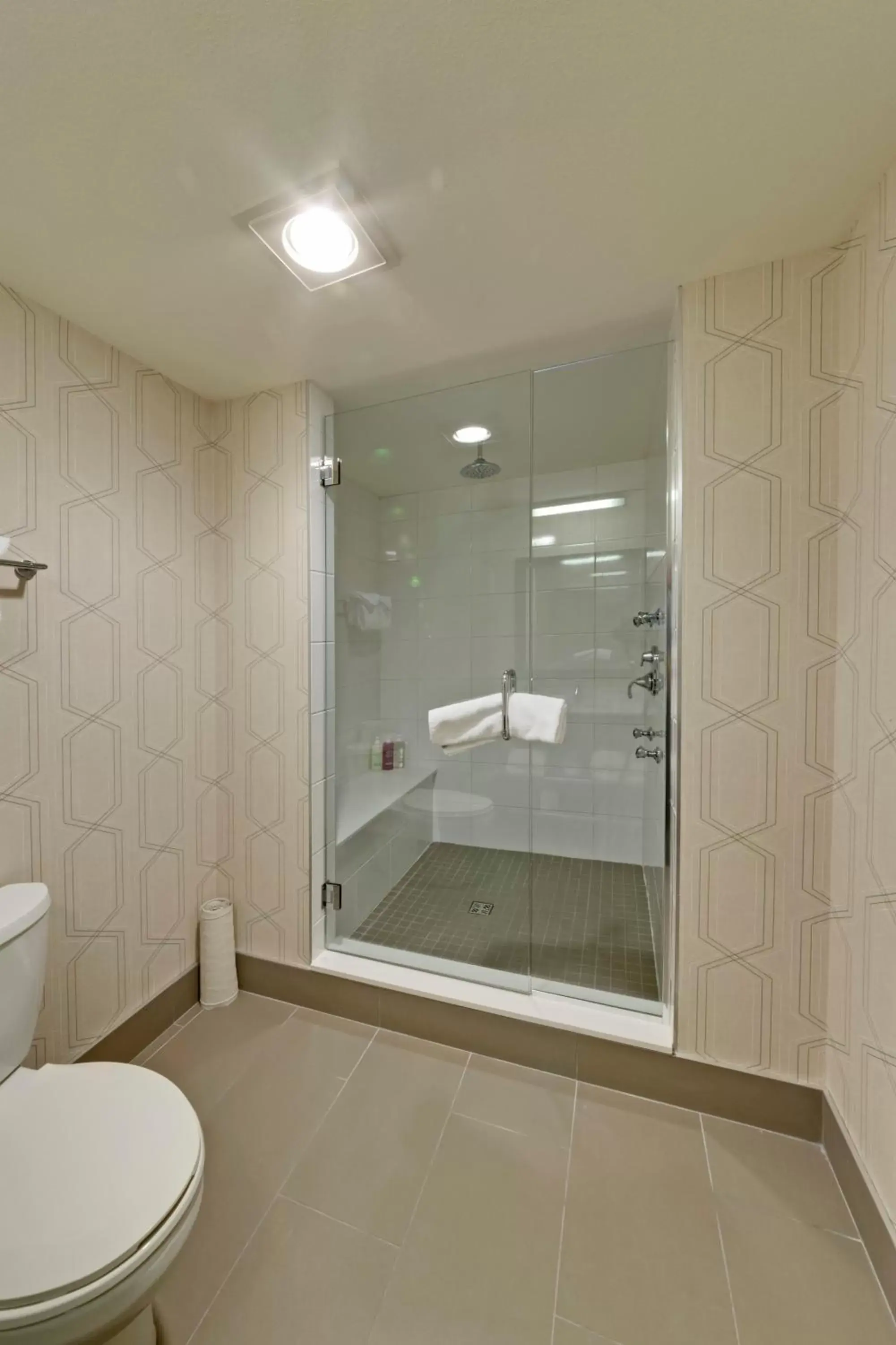 Shower, Bathroom in Coast Kamloops Hotel & Conference Centre