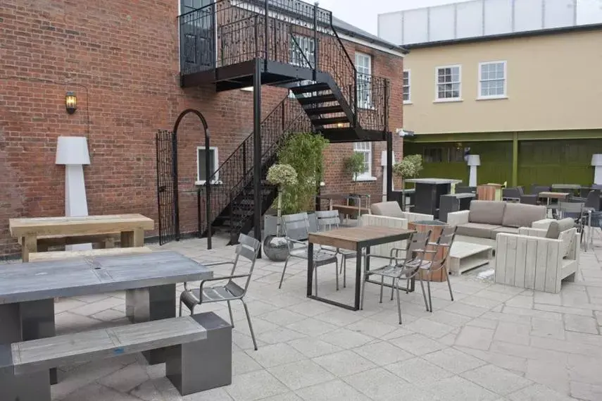 Garden, Restaurant/Places to Eat in The King's Head Hotel Wetherspoon