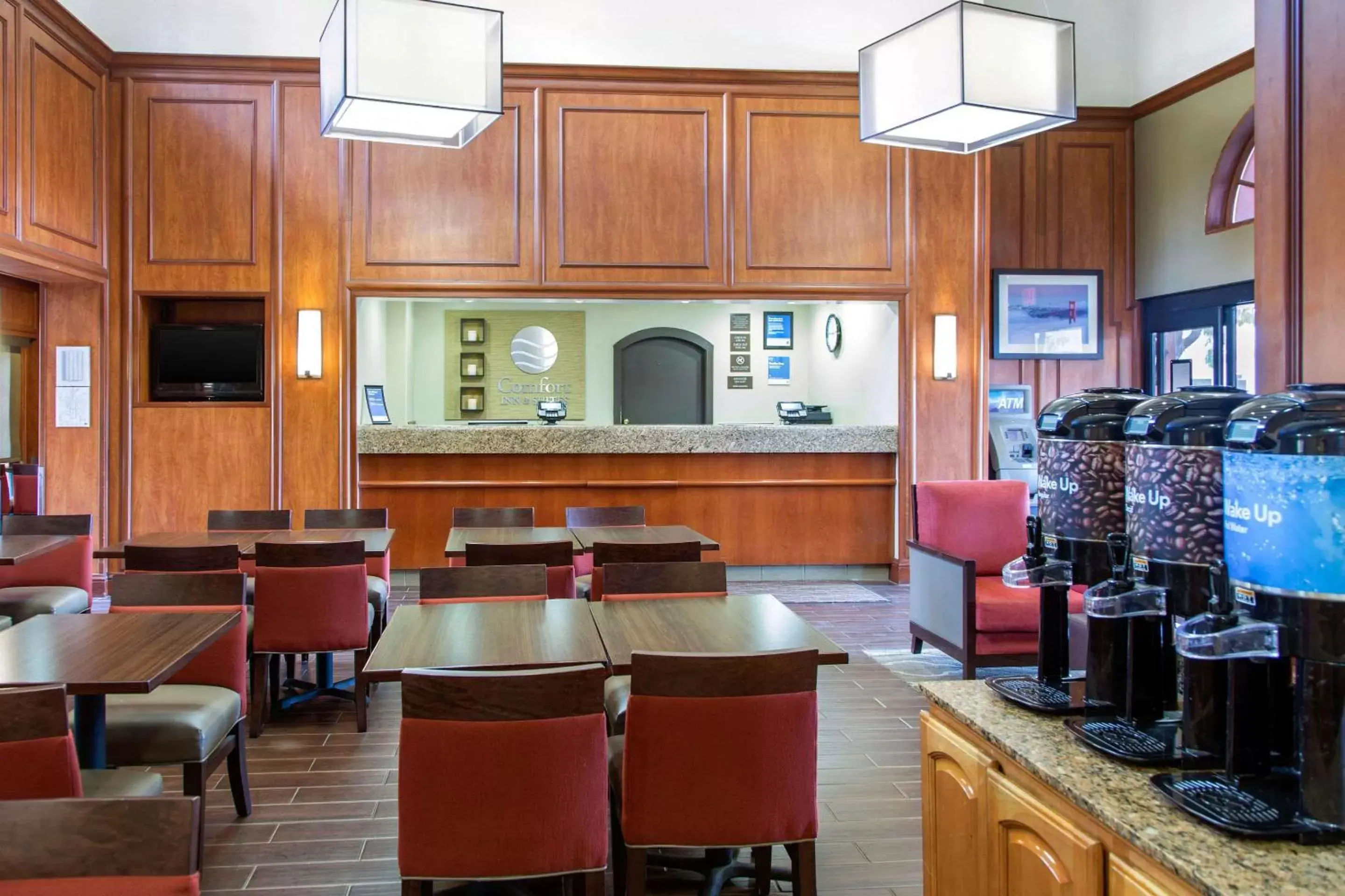 Lobby or reception, Lounge/Bar in Comfort Inn & Suites San Francisco Airport North