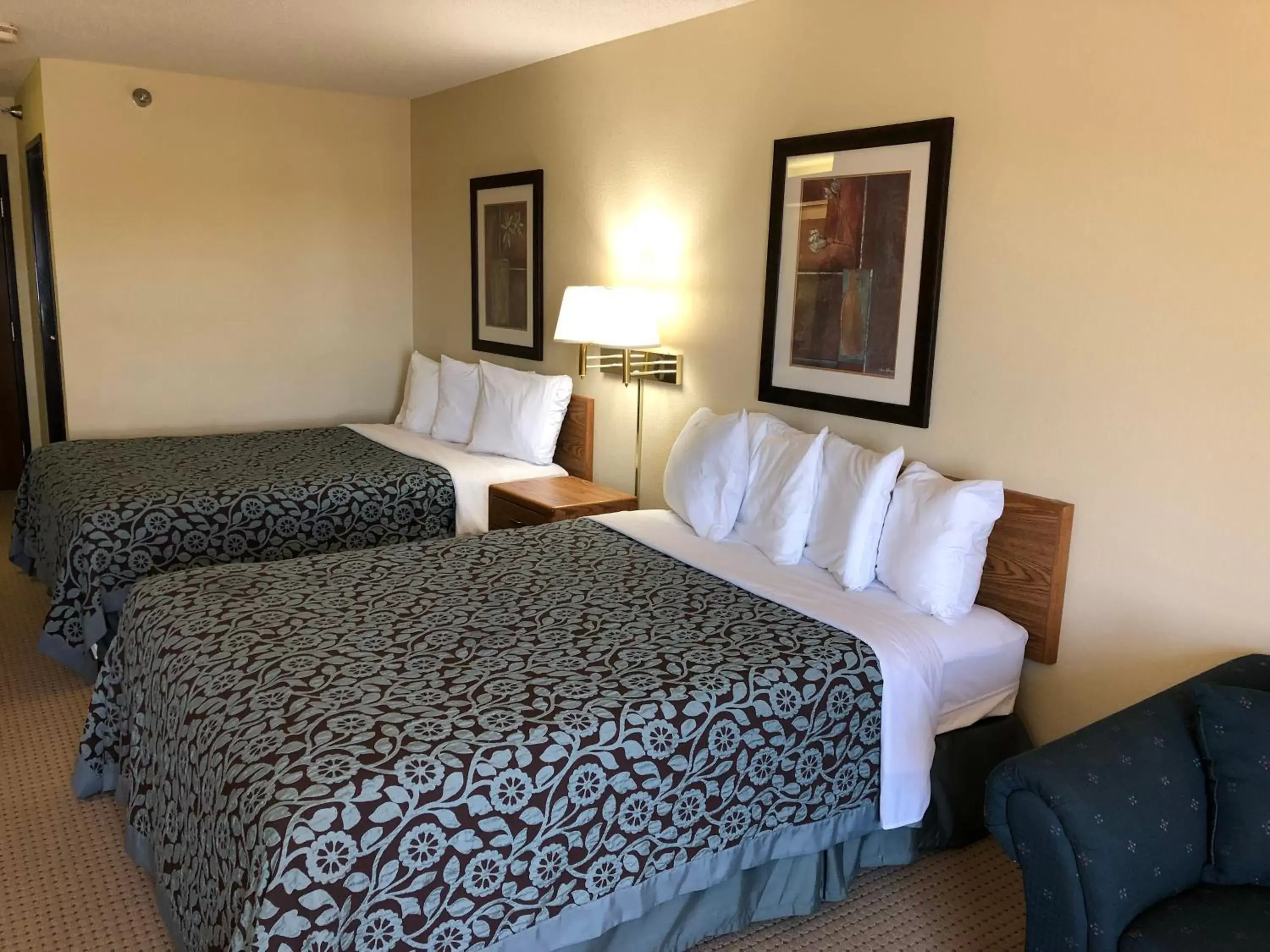 Bed in Days Inn by Wyndham Iron Mountain