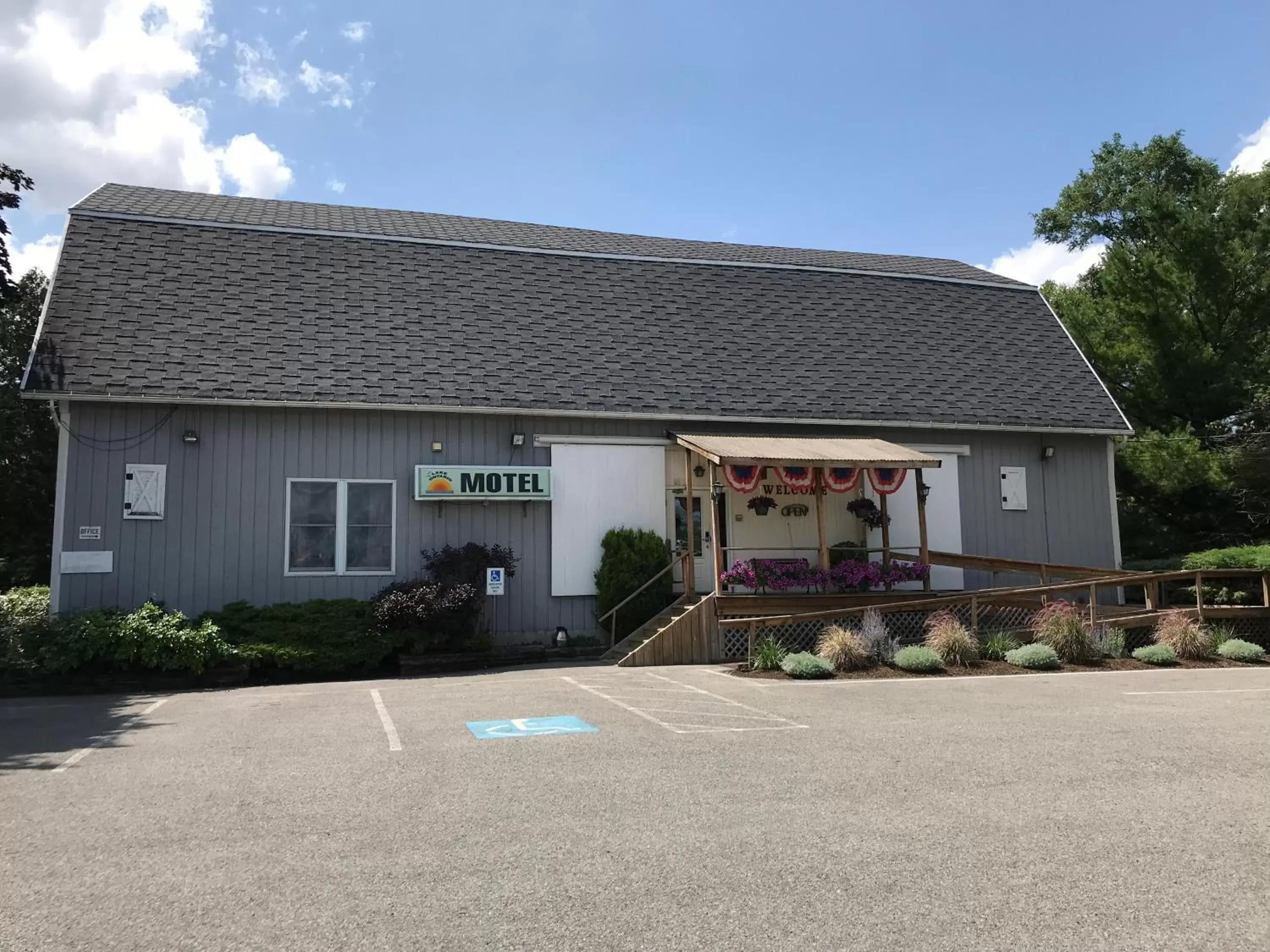 Property Building in Lake Ontario Motel & Inn