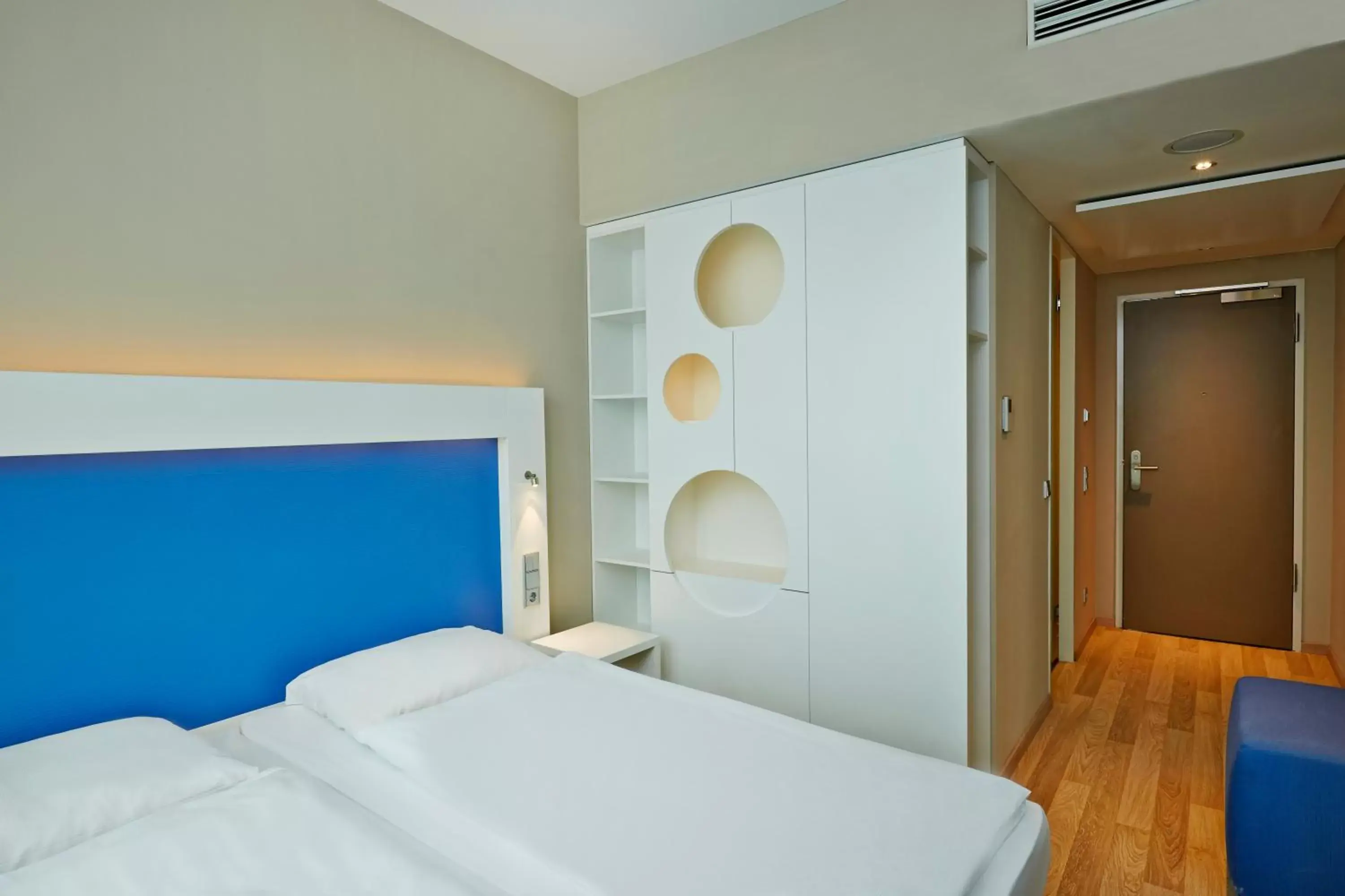 Photo of the whole room, Bed in H2 Hotel München Messe
