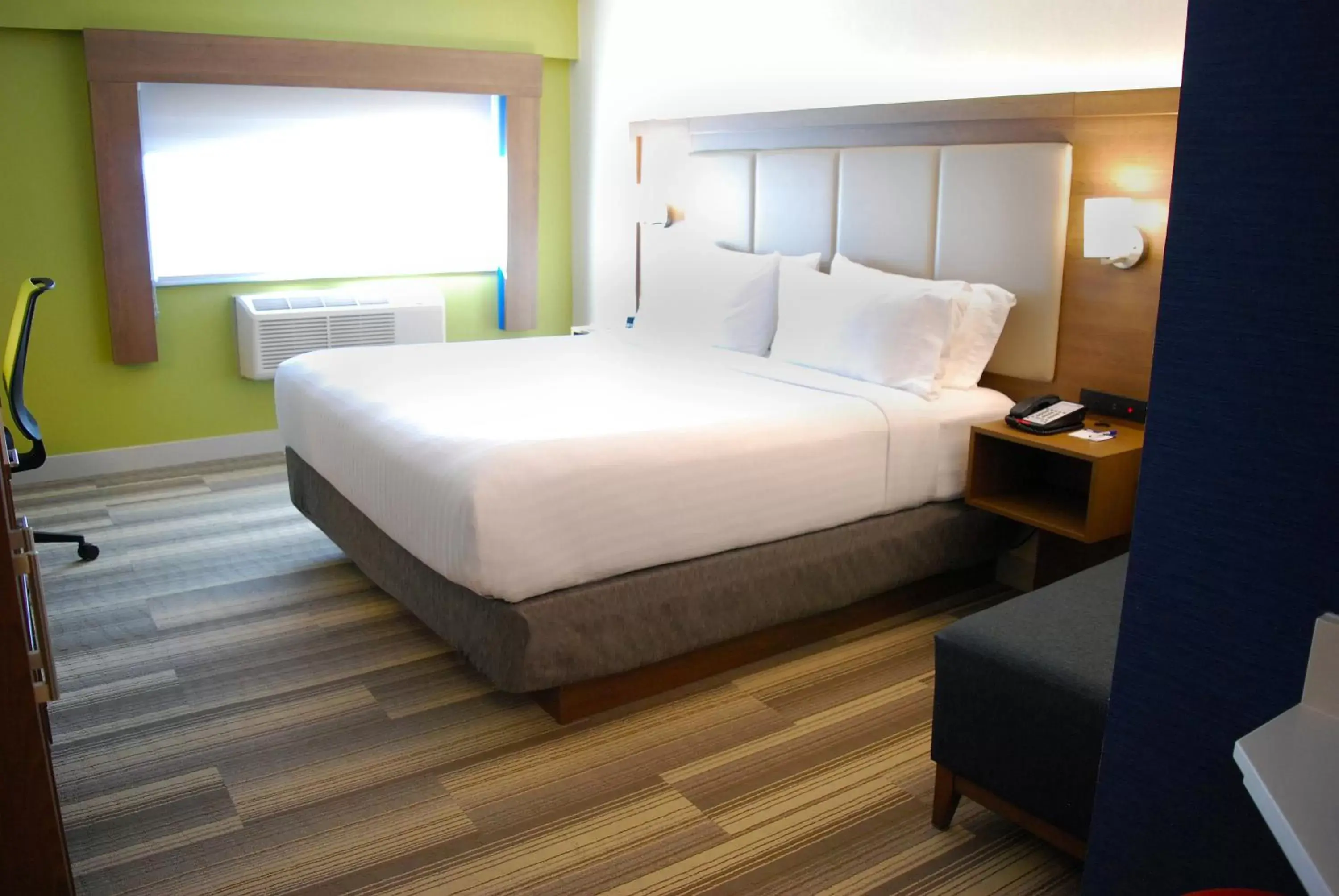 Photo of the whole room, Bed in Holiday Inn Express Vancouver Airport-Richmond, an IHG Hotel