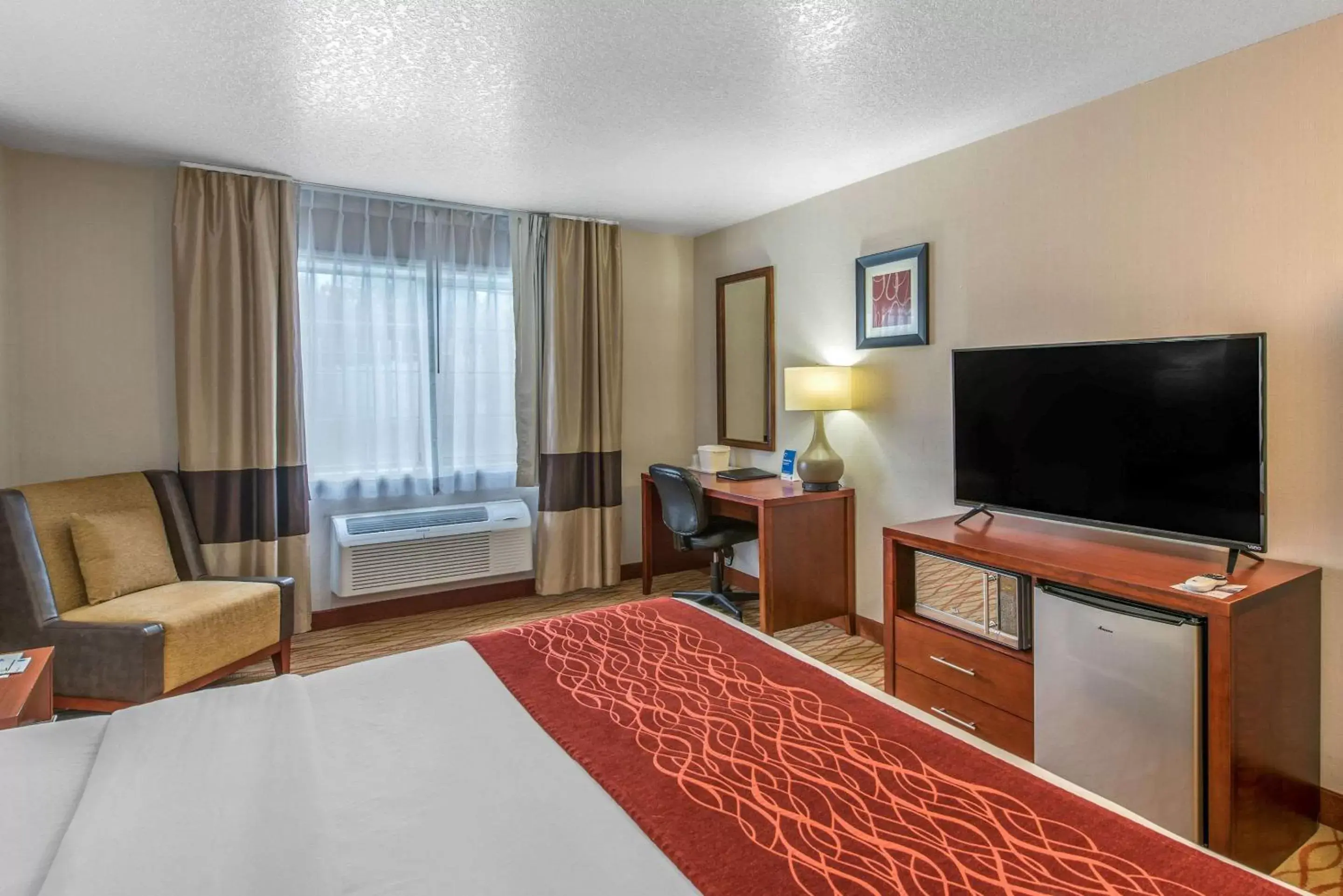 Photo of the whole room, TV/Entertainment Center in Comfort Inn Mount Shasta Area