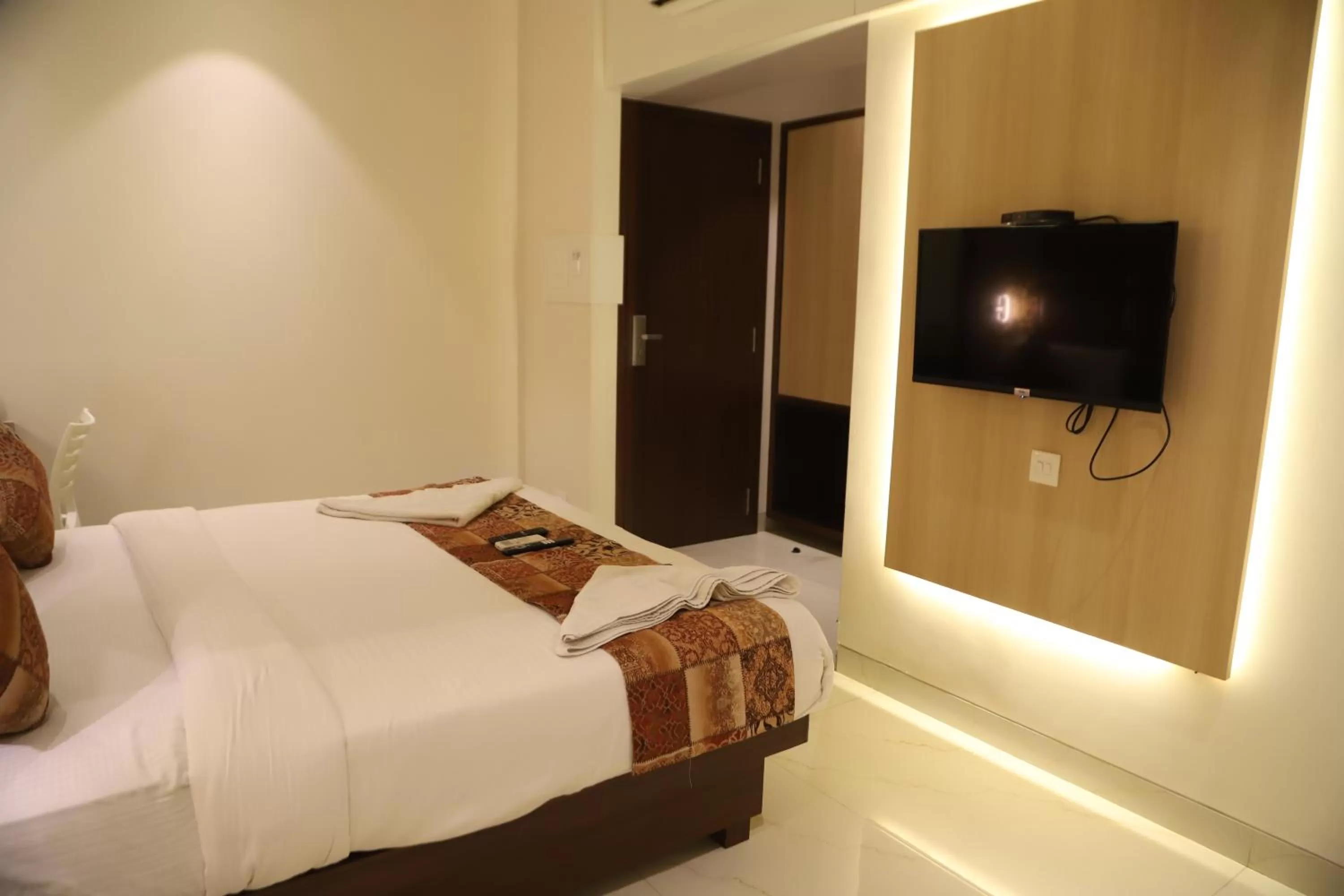 Communal lounge/ TV room, TV/Entertainment Center in Maple Inn