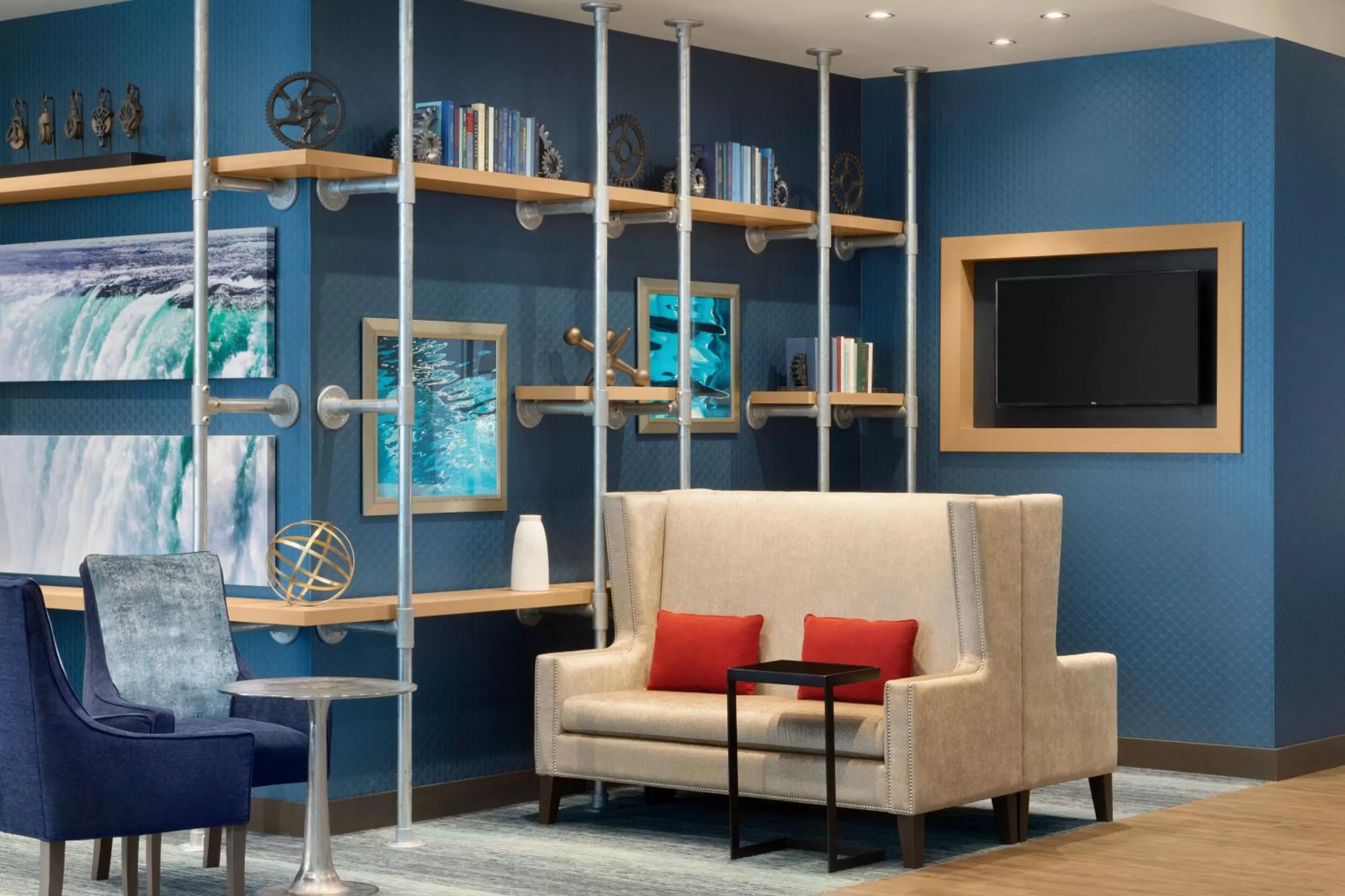 Communal lounge/ TV room in Hyatt Place Niagara Falls